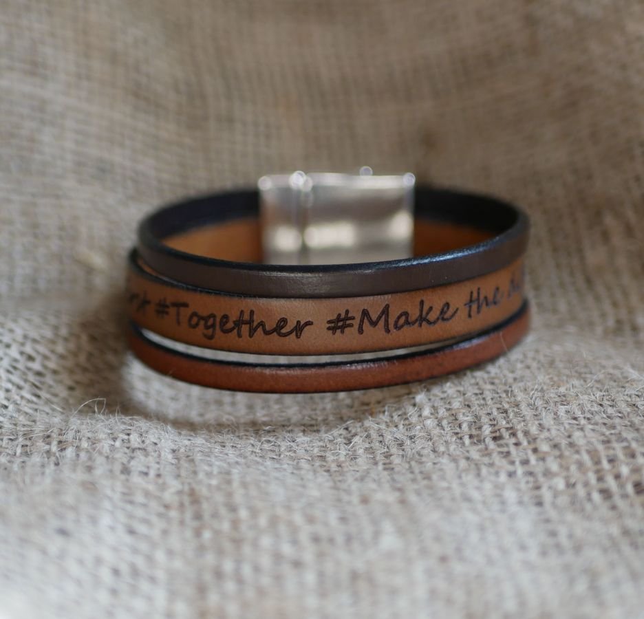 Pulsera brazalete para personalizar los colores de la piel y el mensaje grabado