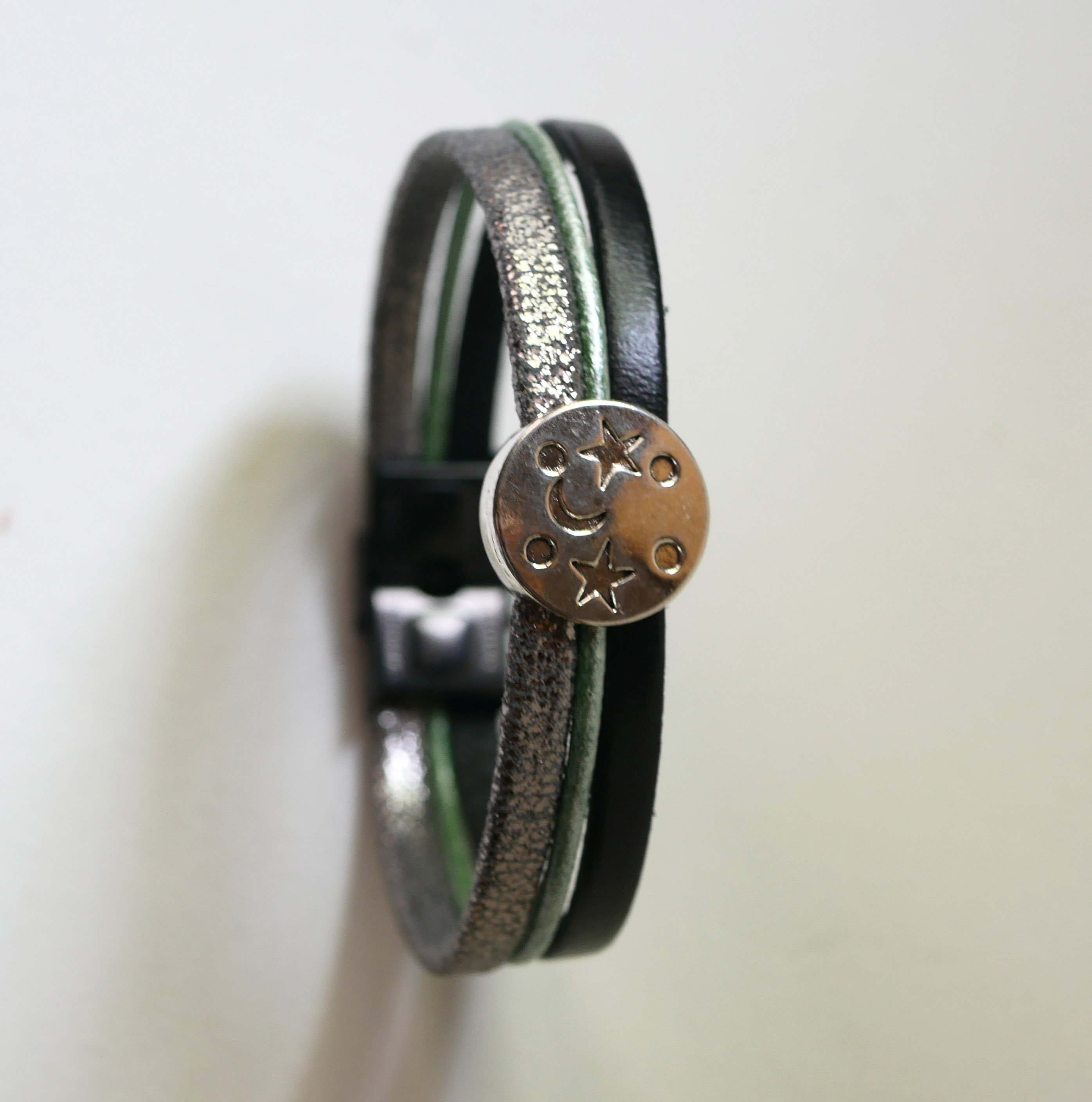 Pulsera multienlace de cuero con cabujones plateados, verdes y negros en forma de estrella lunar