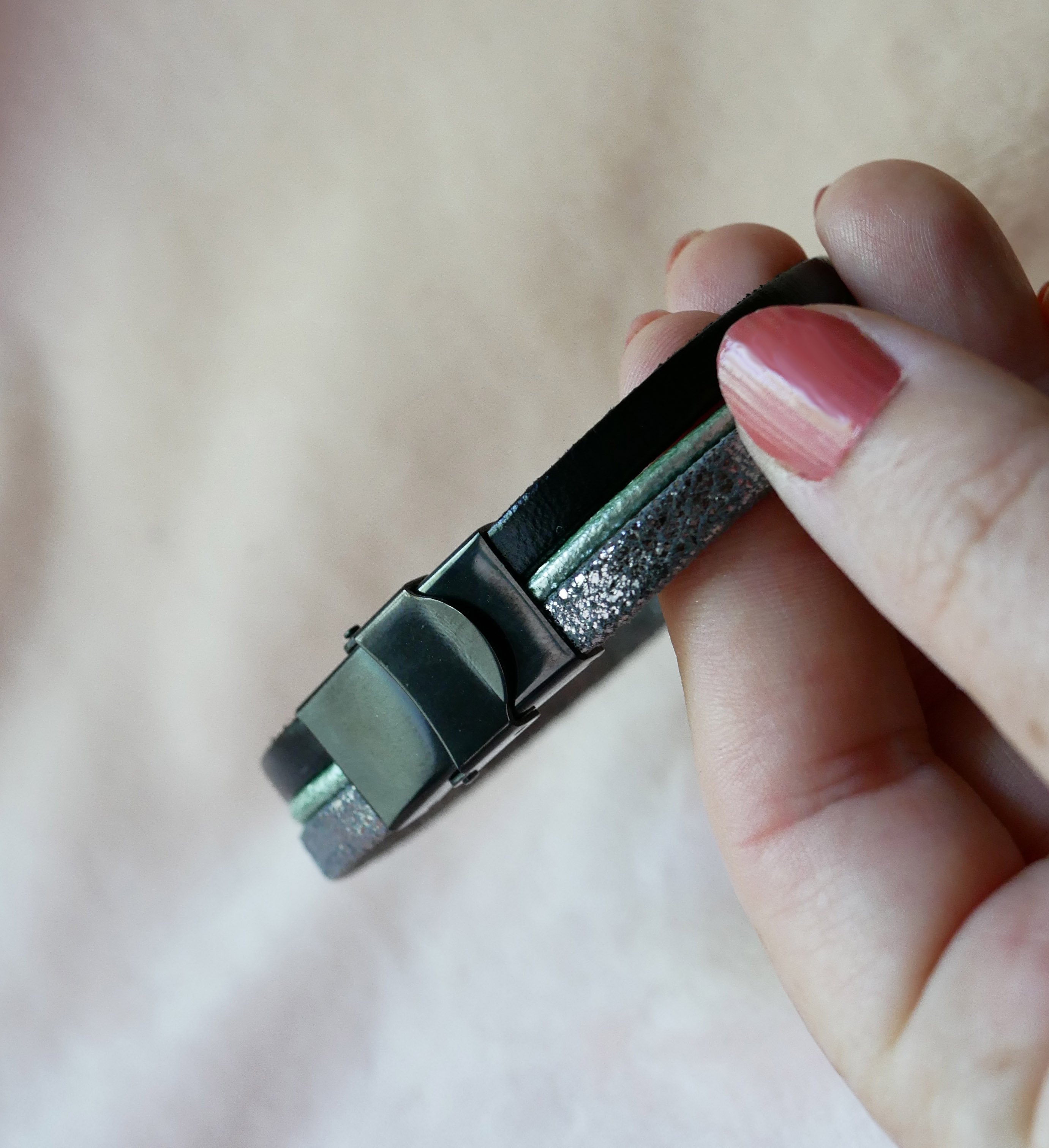 Pulsera multienlace de cuero con cabujones plateados, verdes y negros en forma de estrella lunar