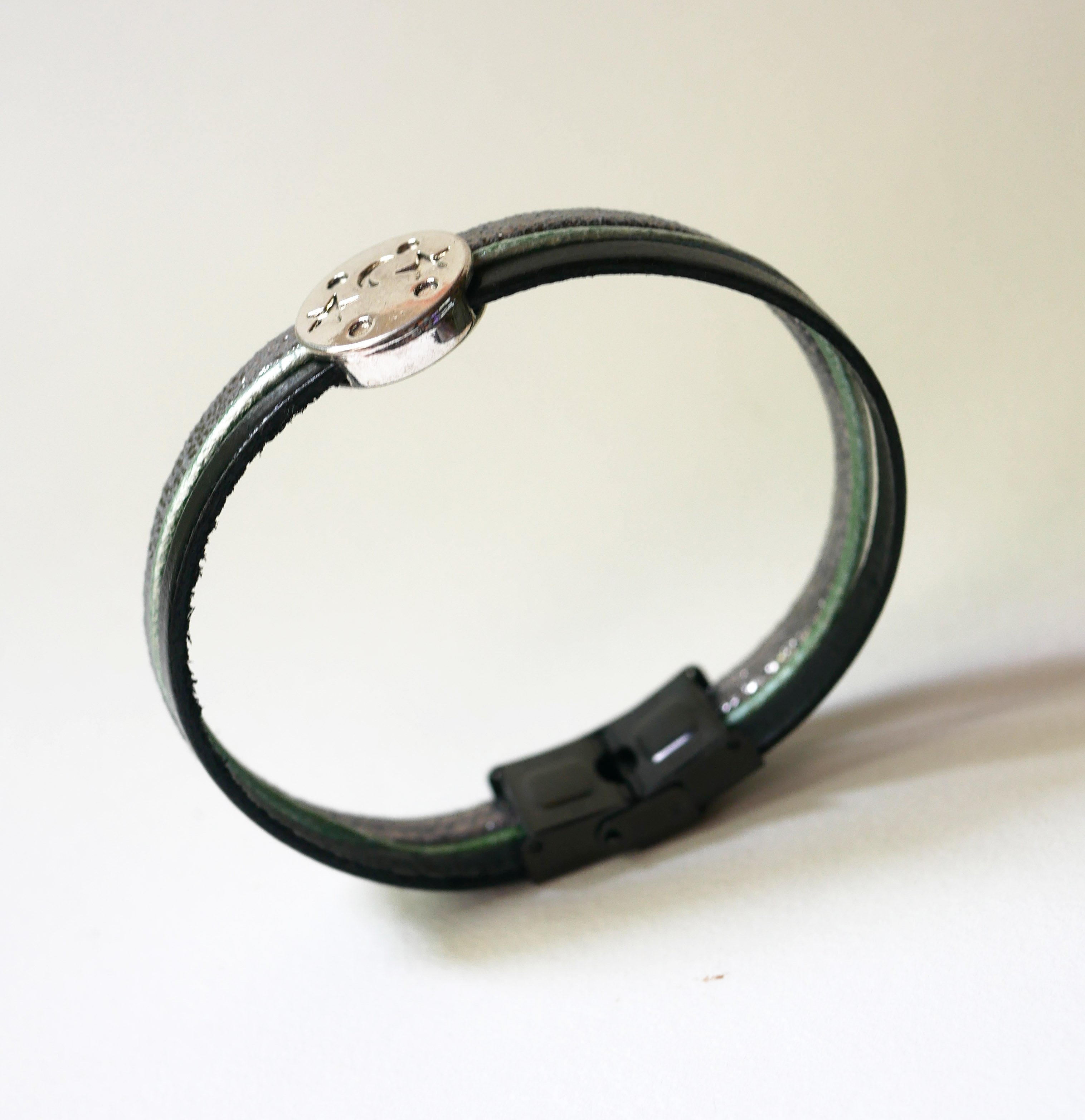Pulsera multienlace de cuero con cabujones plateados, verdes y negros en forma de estrella lunar