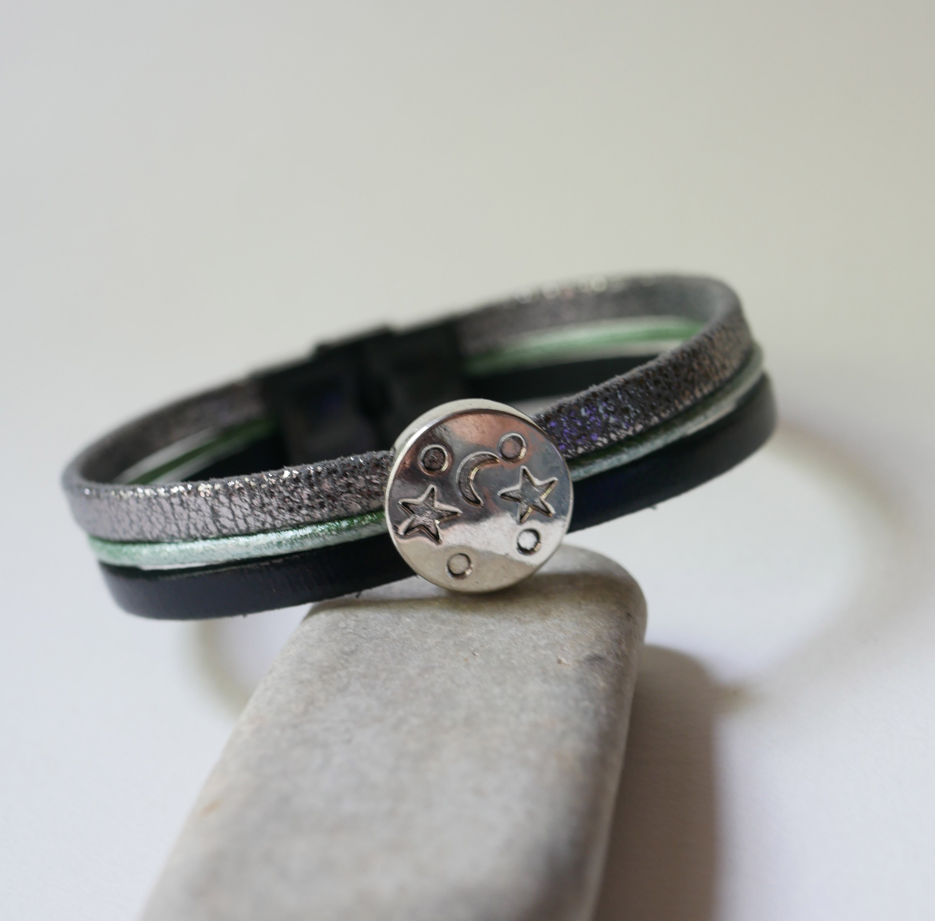 Pulsera multienlace de cuero con cabujones plateados, verdes y negros en forma de estrella lunar