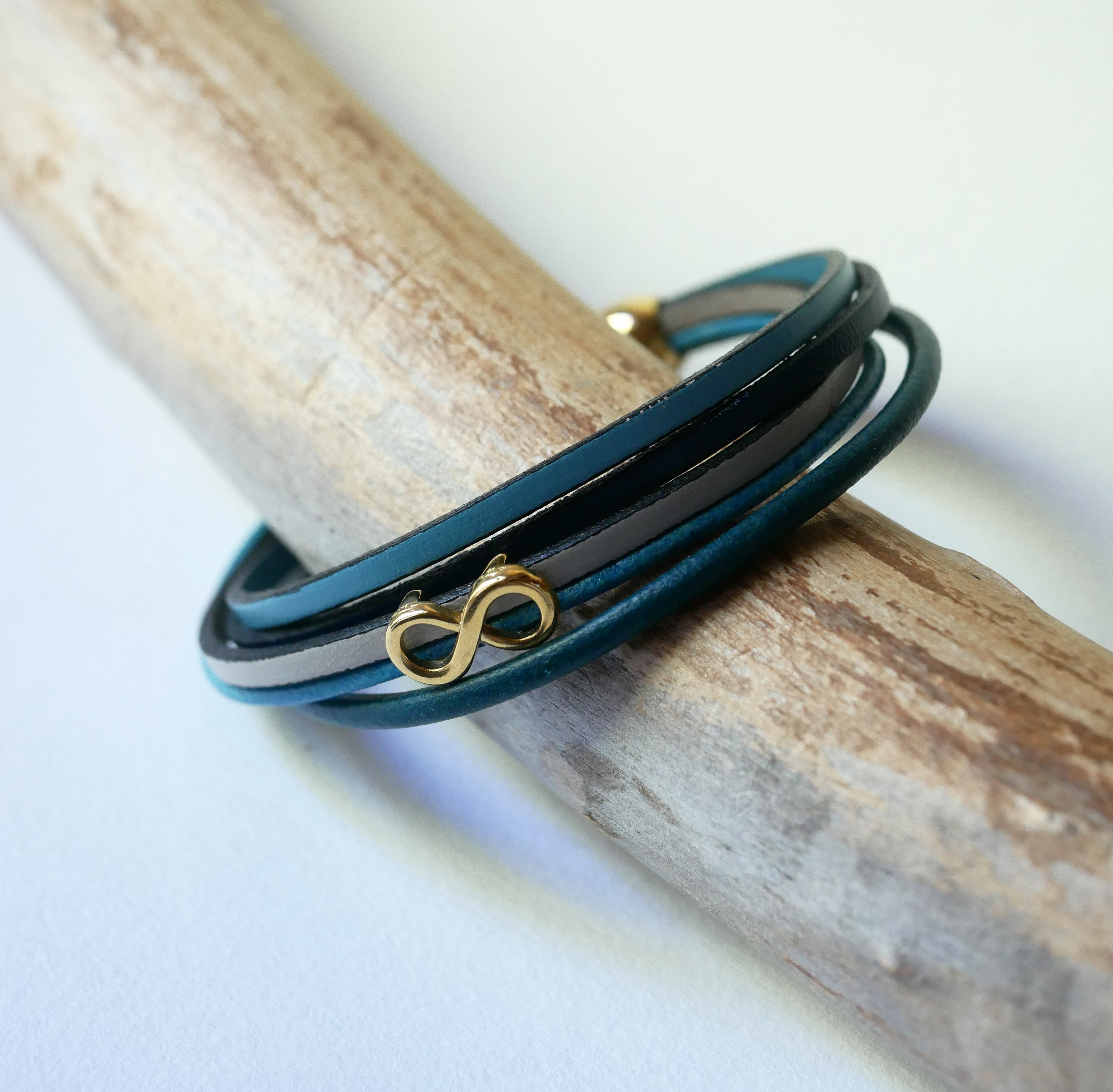 Pulsera de eslabones múltiples de piel azul con motivo infinito dorado