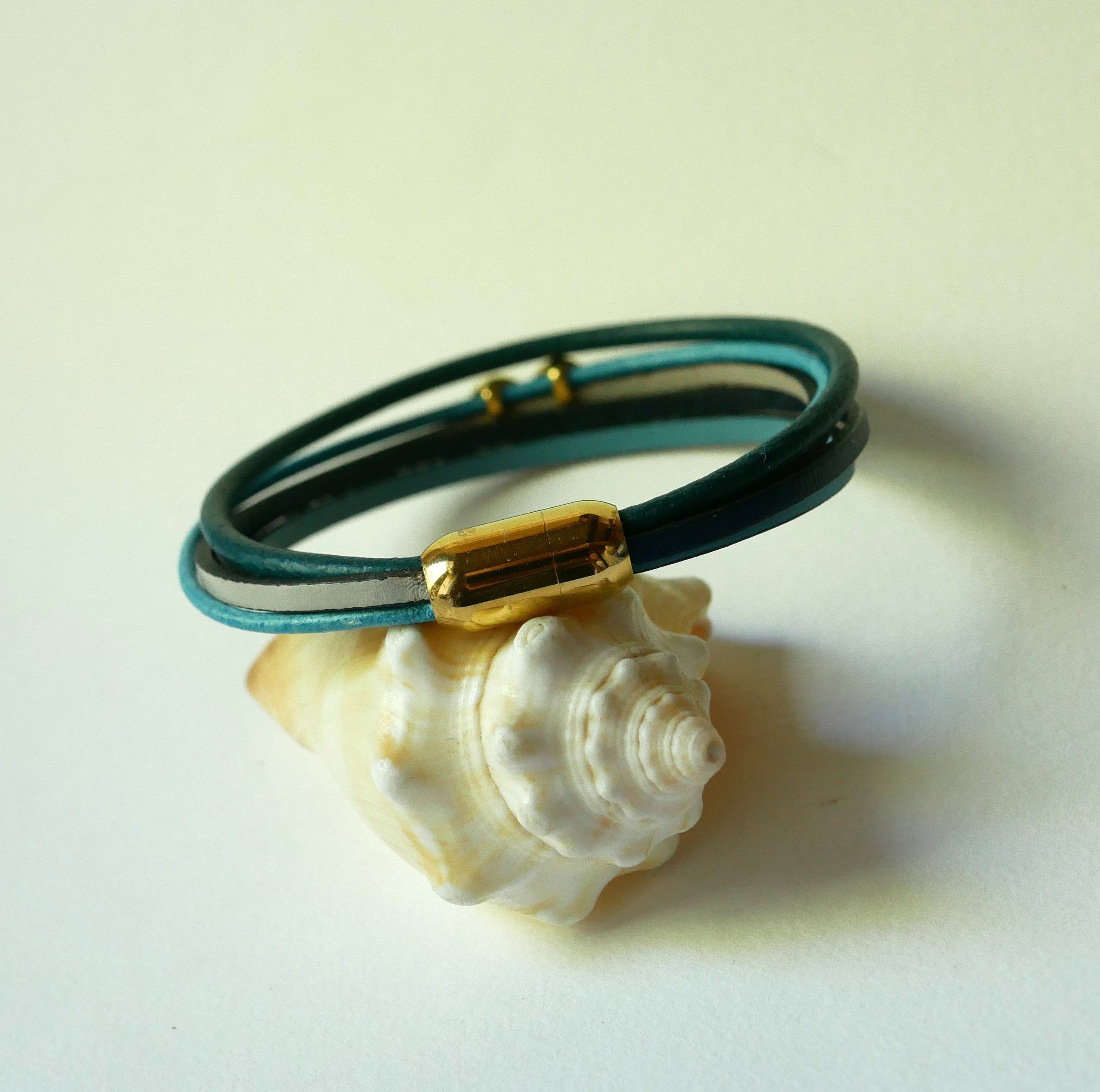 Pulsera de eslabones múltiples de piel azul con motivo infinito dorado