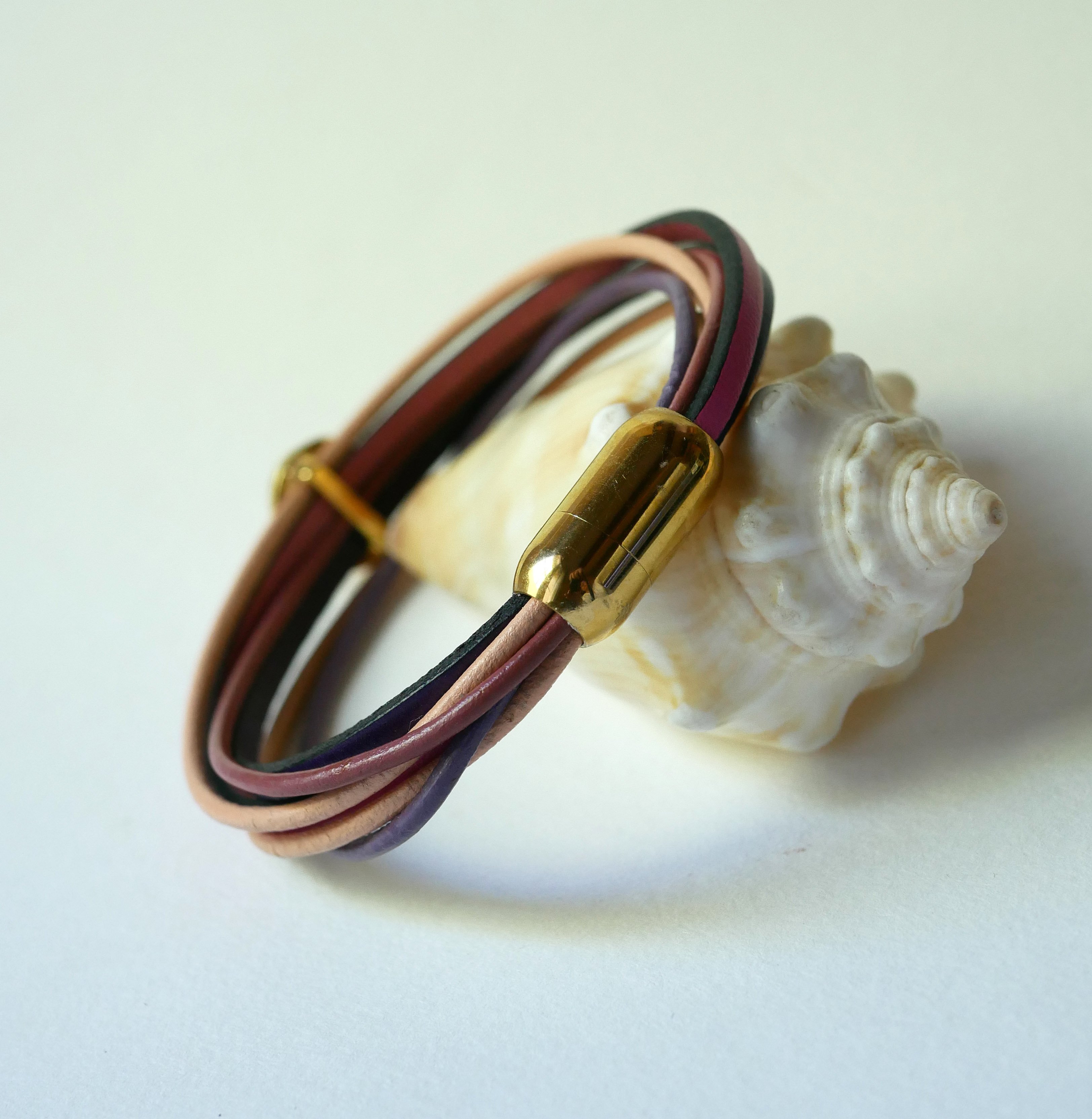Pulsera de eslabones múltiples en pieles melocotón y malva con adorno de concha dorada