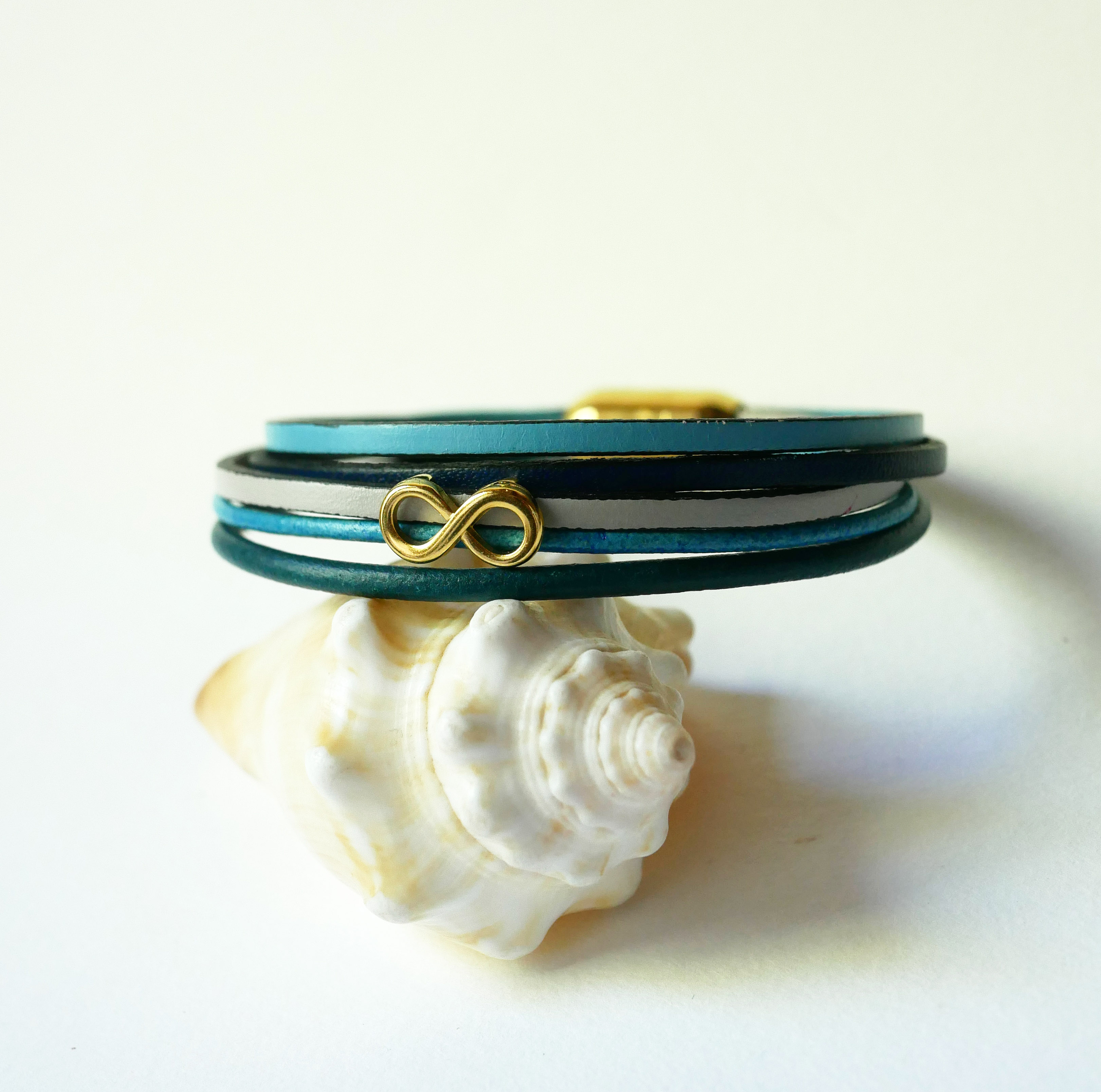 Pulsera de eslabones múltiples de piel azul con motivo infinito dorado