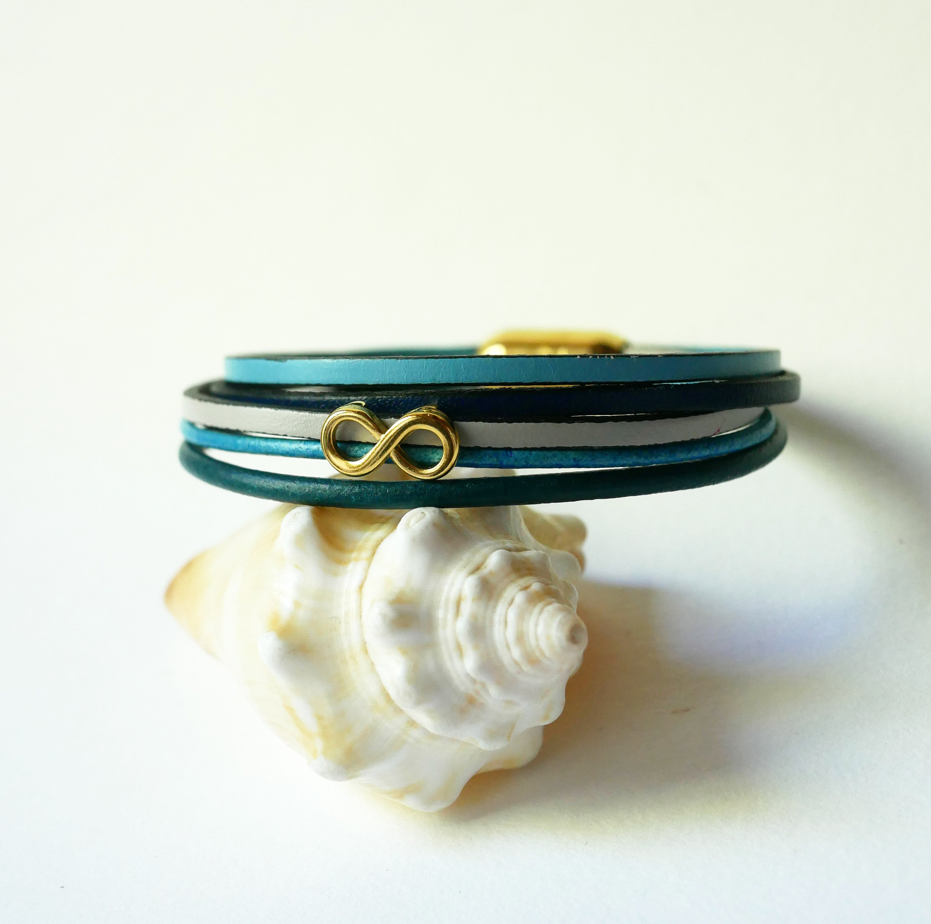 Pulsera de eslabones múltiples de piel azul con motivo infinito dorado