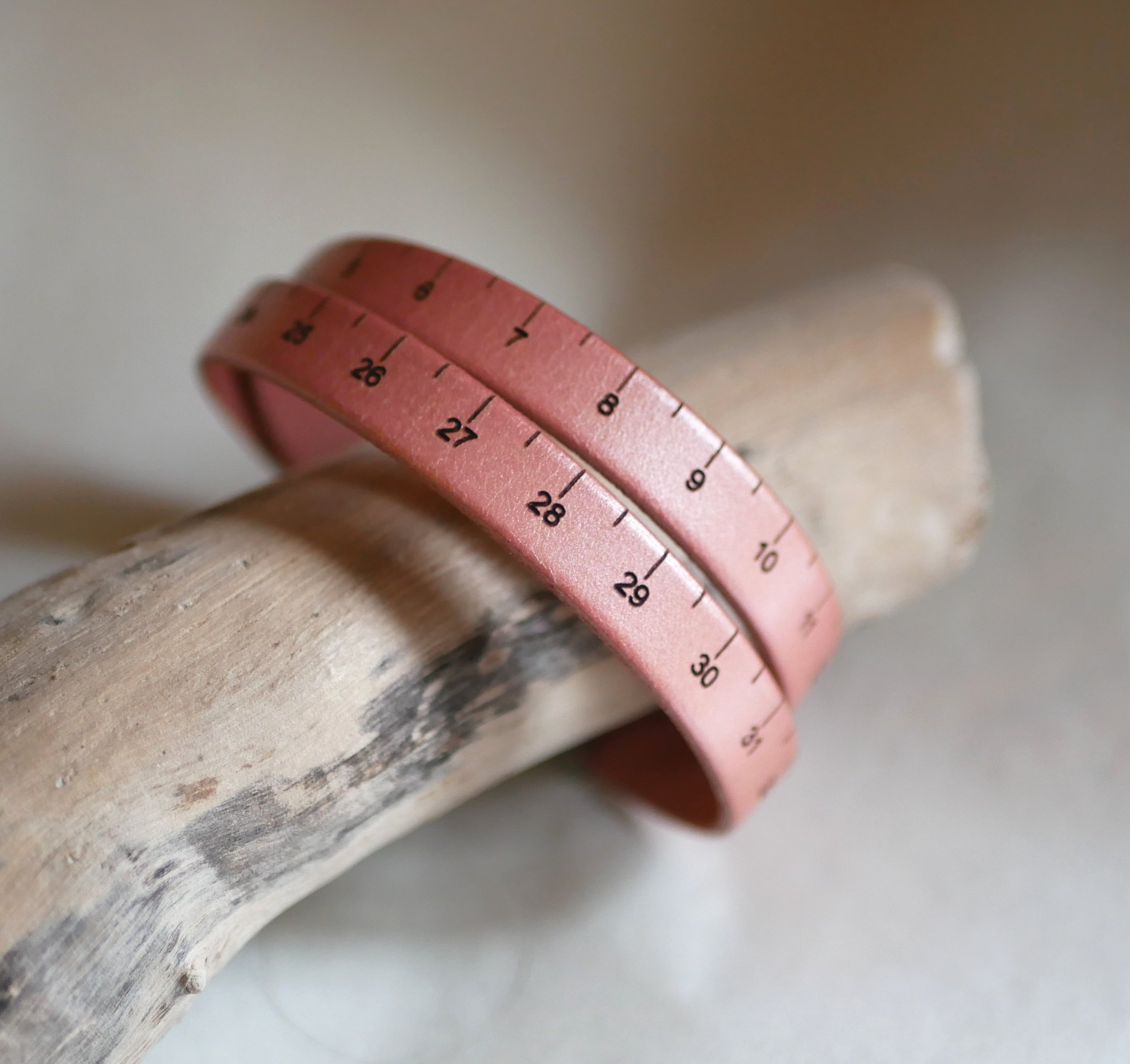 Pulsera de cinta m&eacute;trica de cuero de doble vuelta grabada y personalizable 