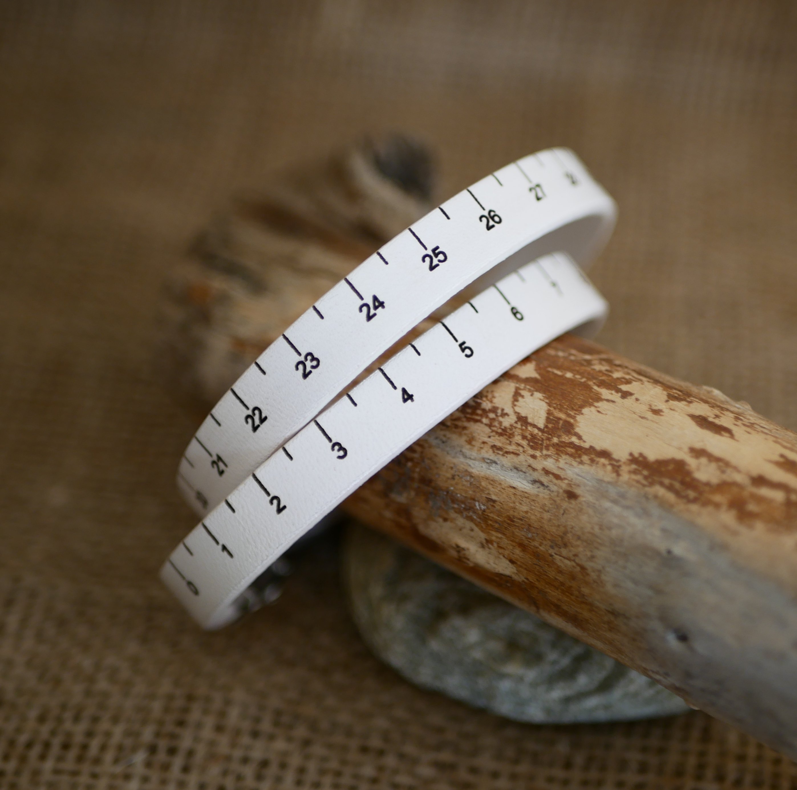 Pulsera de cinta m&eacute;trica de cuero de doble vuelta grabada y personalizable 