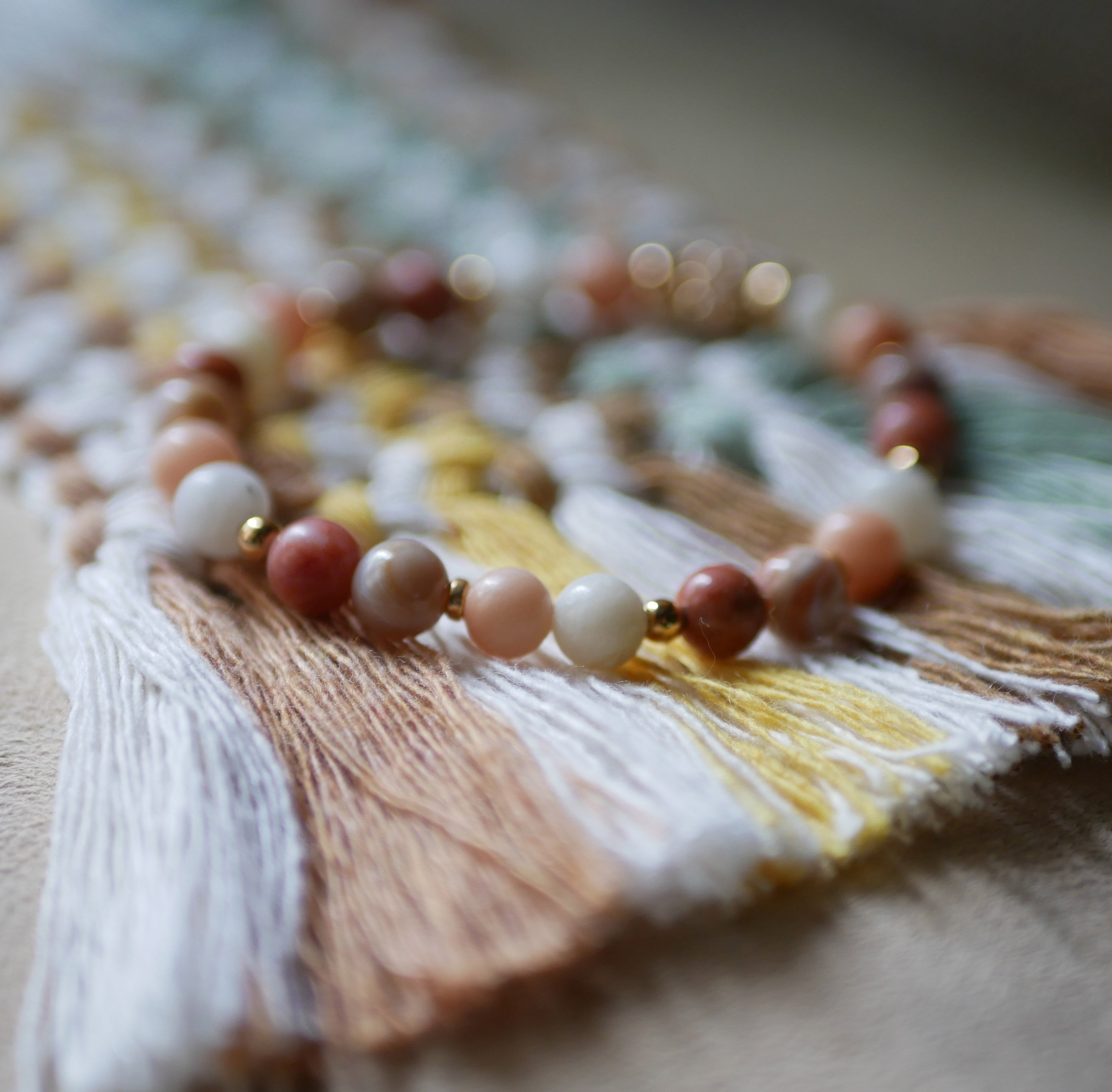 Pulsera con cuentas de piedra natural Aventurina rosa y blanca y perlas doradas