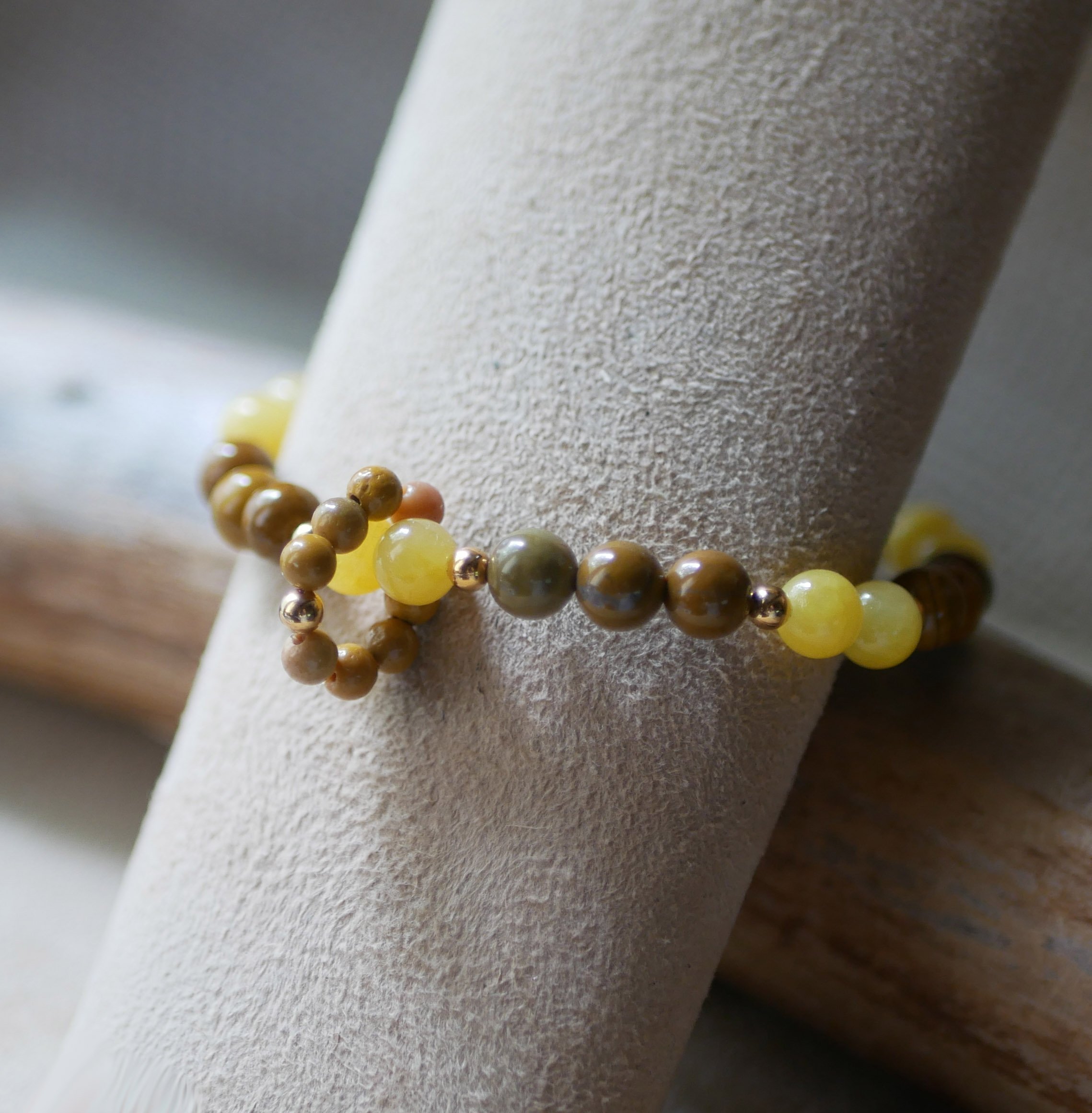 Pulsera de piedras naturales con cuentas de jade amarillo y moka&iuml;te y un anillo de minicuentas