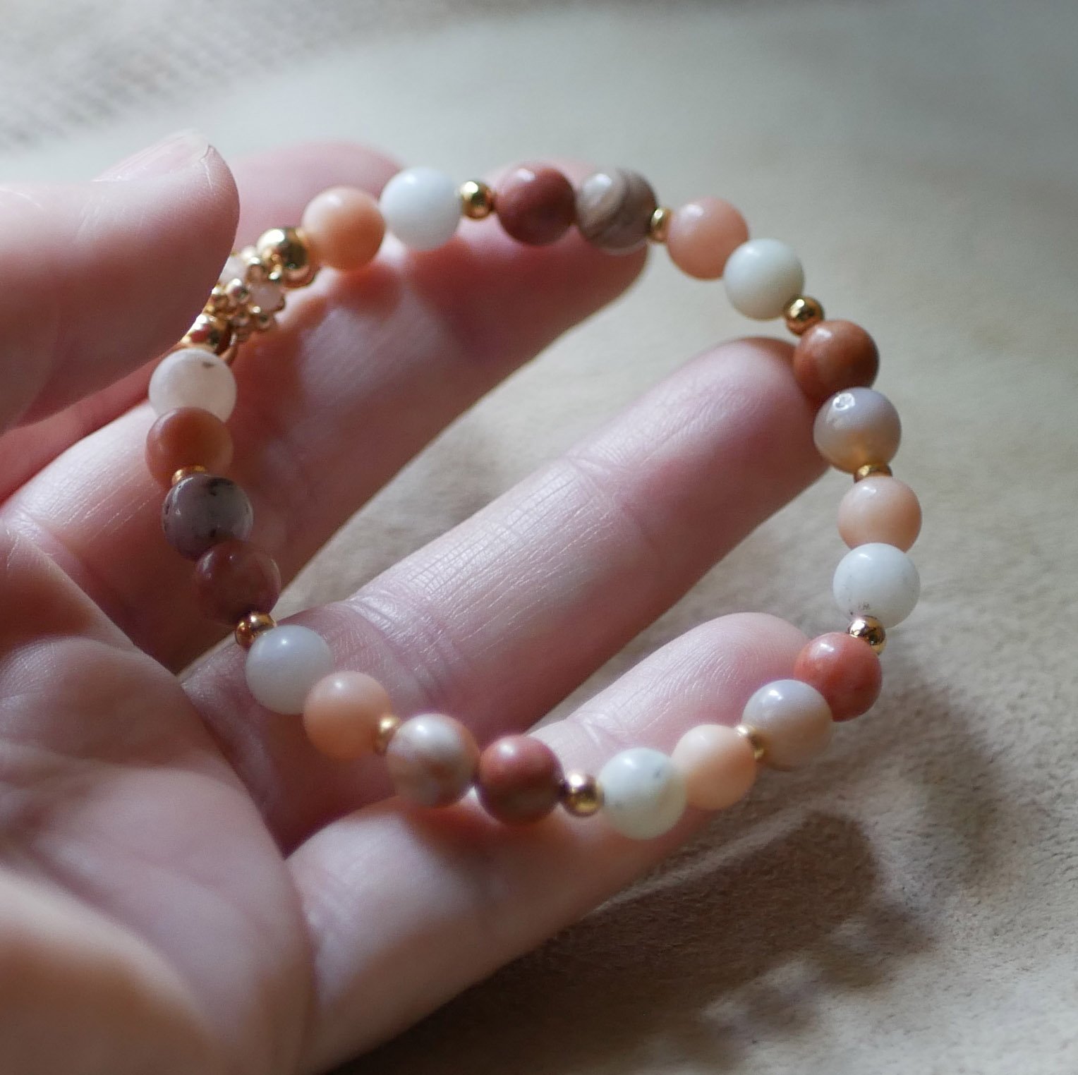 Pulsera con cuentas de piedra natural Aventurina rosa y blanca y perlas doradas