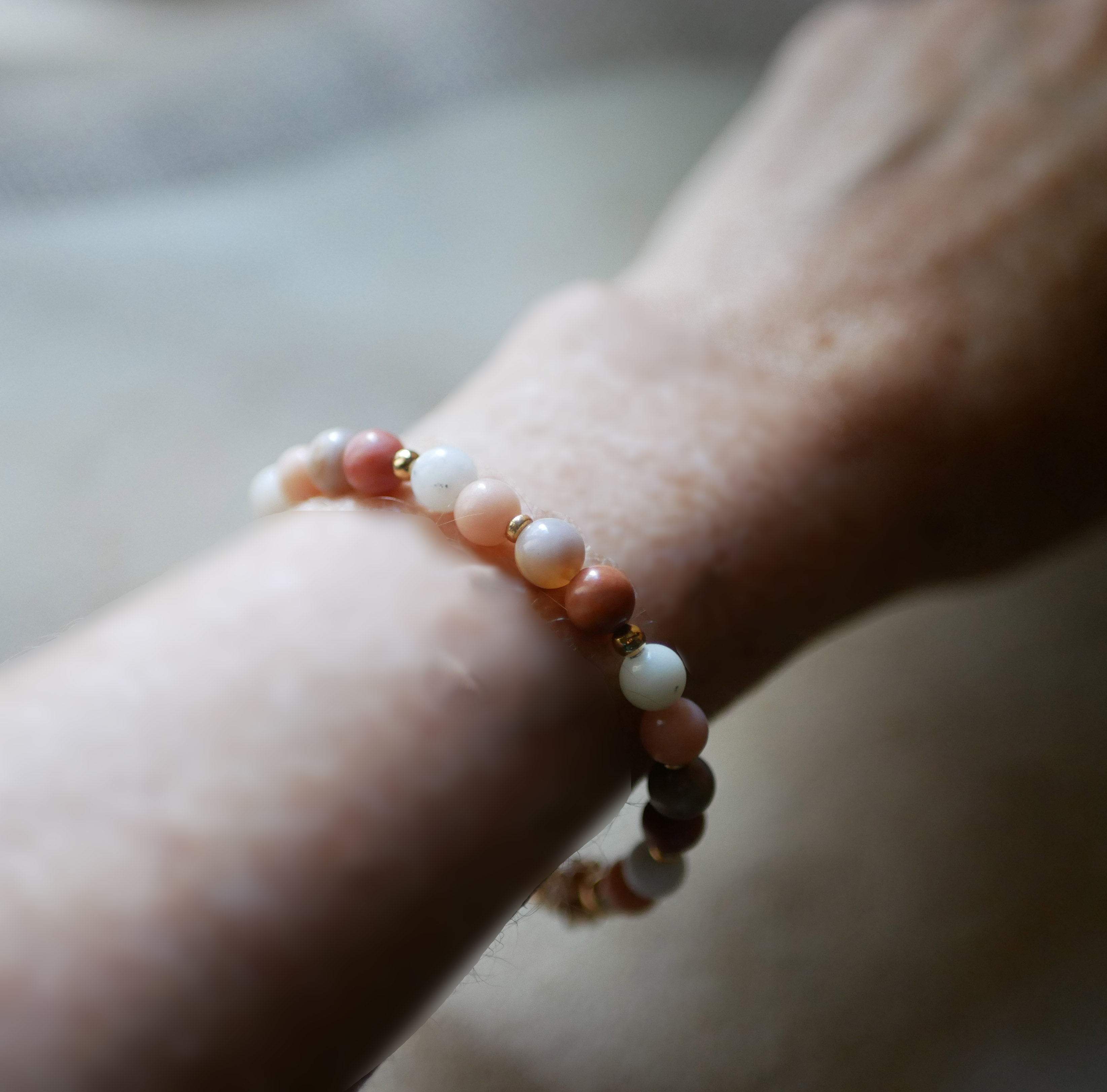 Pulsera con cuentas de piedra natural Aventurina rosa y blanca y perlas doradas