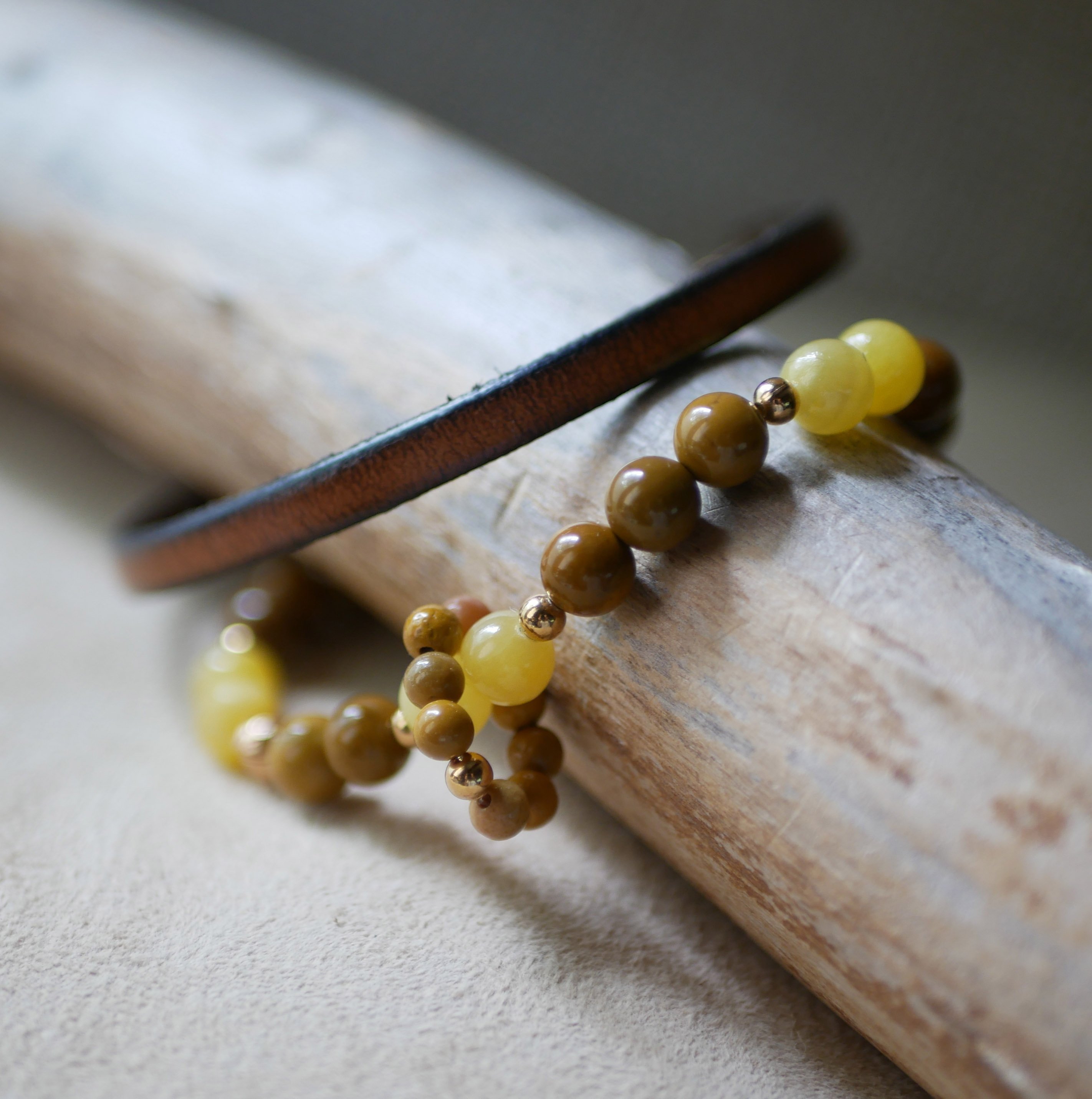 Pulsera de piedras naturales con cuentas de jade amarillo y moka&iuml;te y un anillo de minicuentas