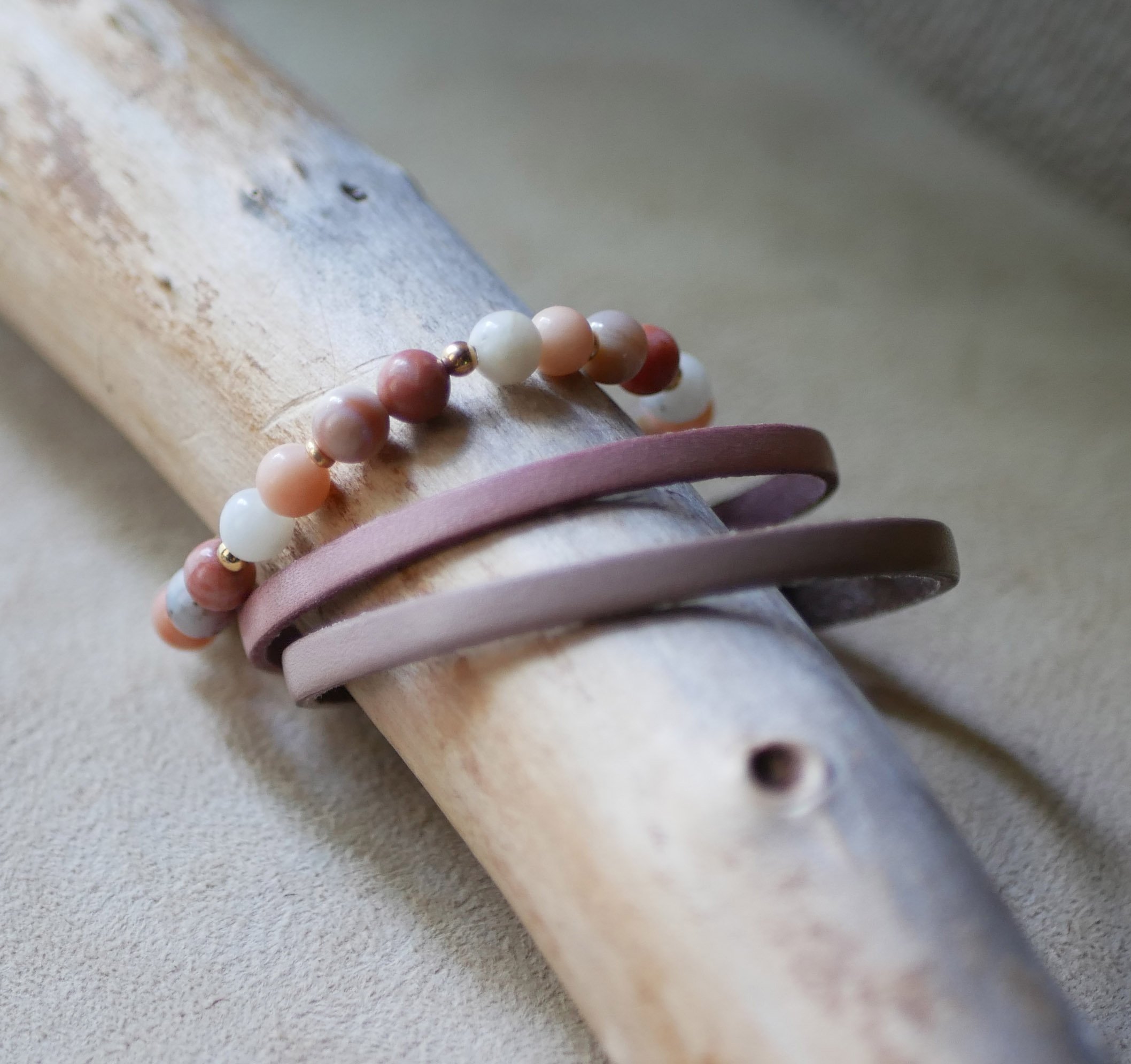 Pulsera con cuentas de piedra natural Aventurina rosa y blanca y perlas doradas