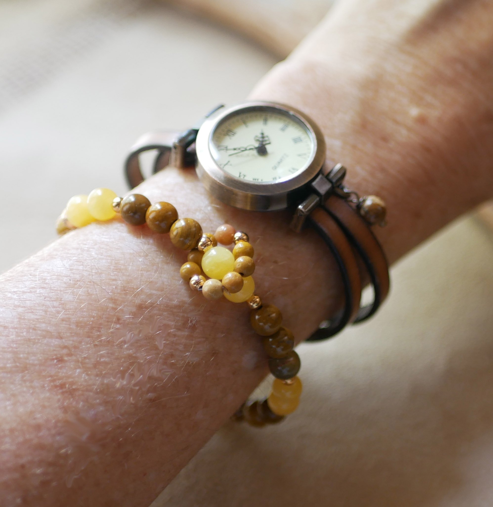 Pulsera de piedras naturales con cuentas de jade amarillo y mokaïte y un anillo de minicuentas