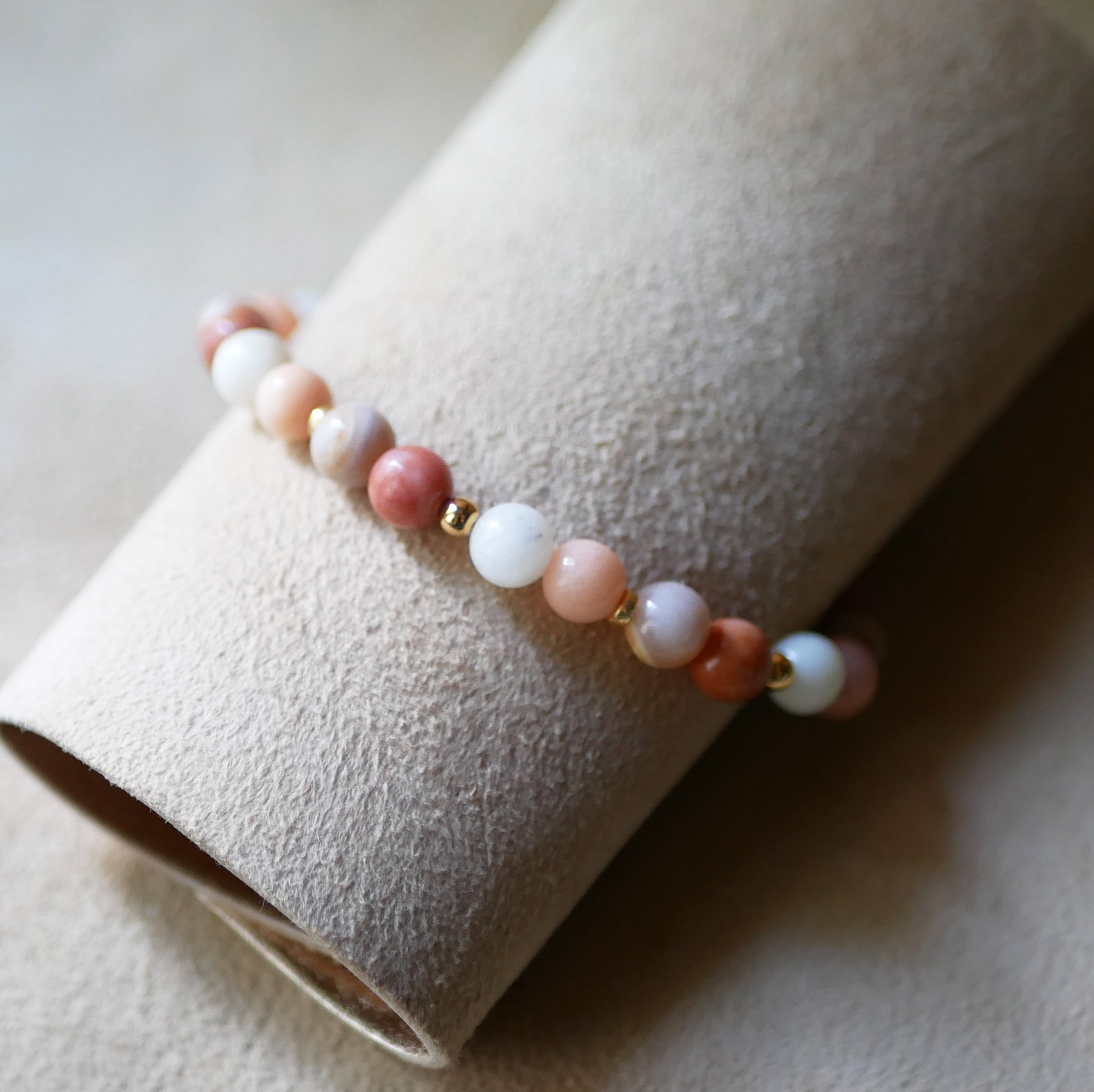 Pulsera con cuentas de piedra natural Aventurina rosa y blanca y perlas doradas