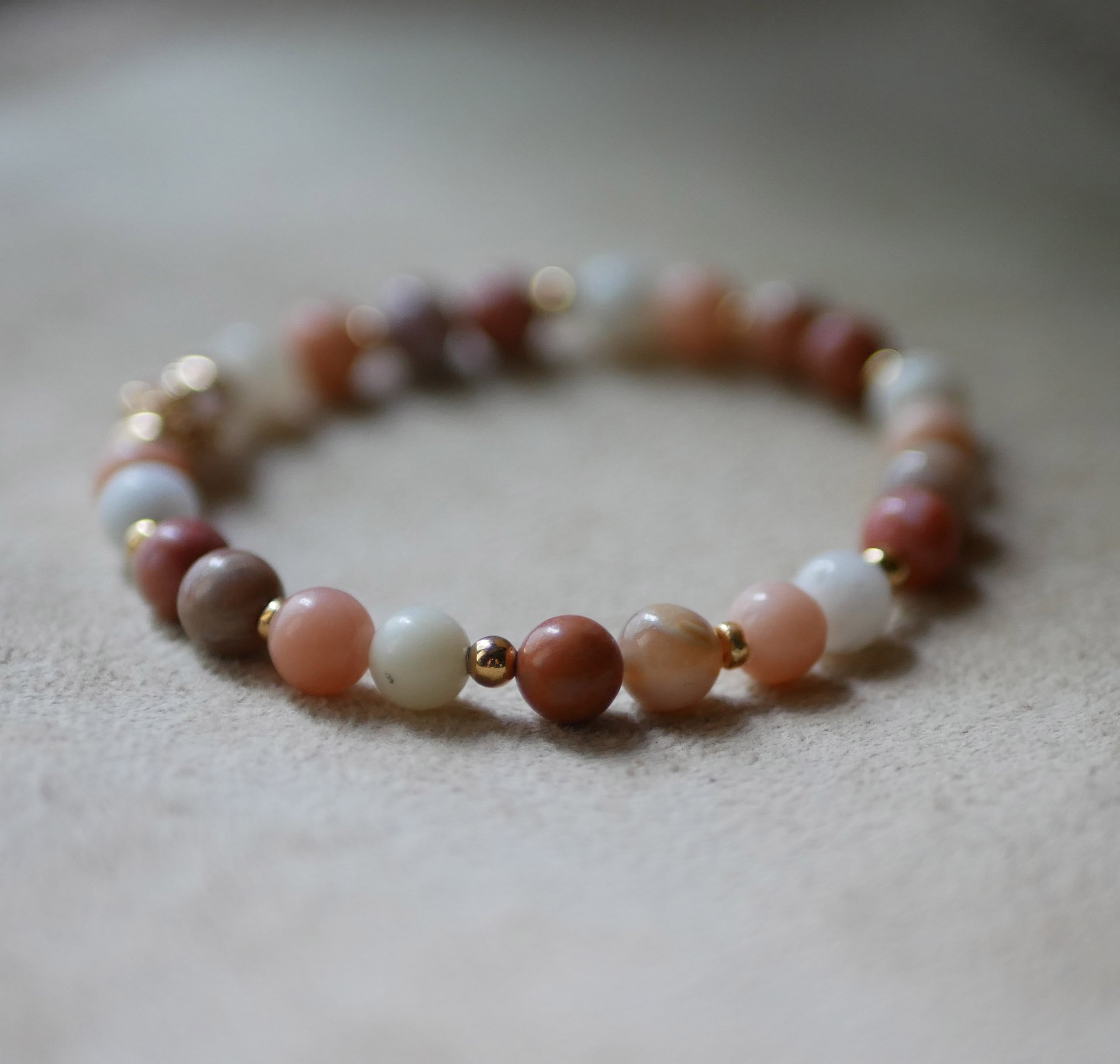 Pulsera con cuentas de piedra natural Aventurina rosa y blanca y perlas doradas