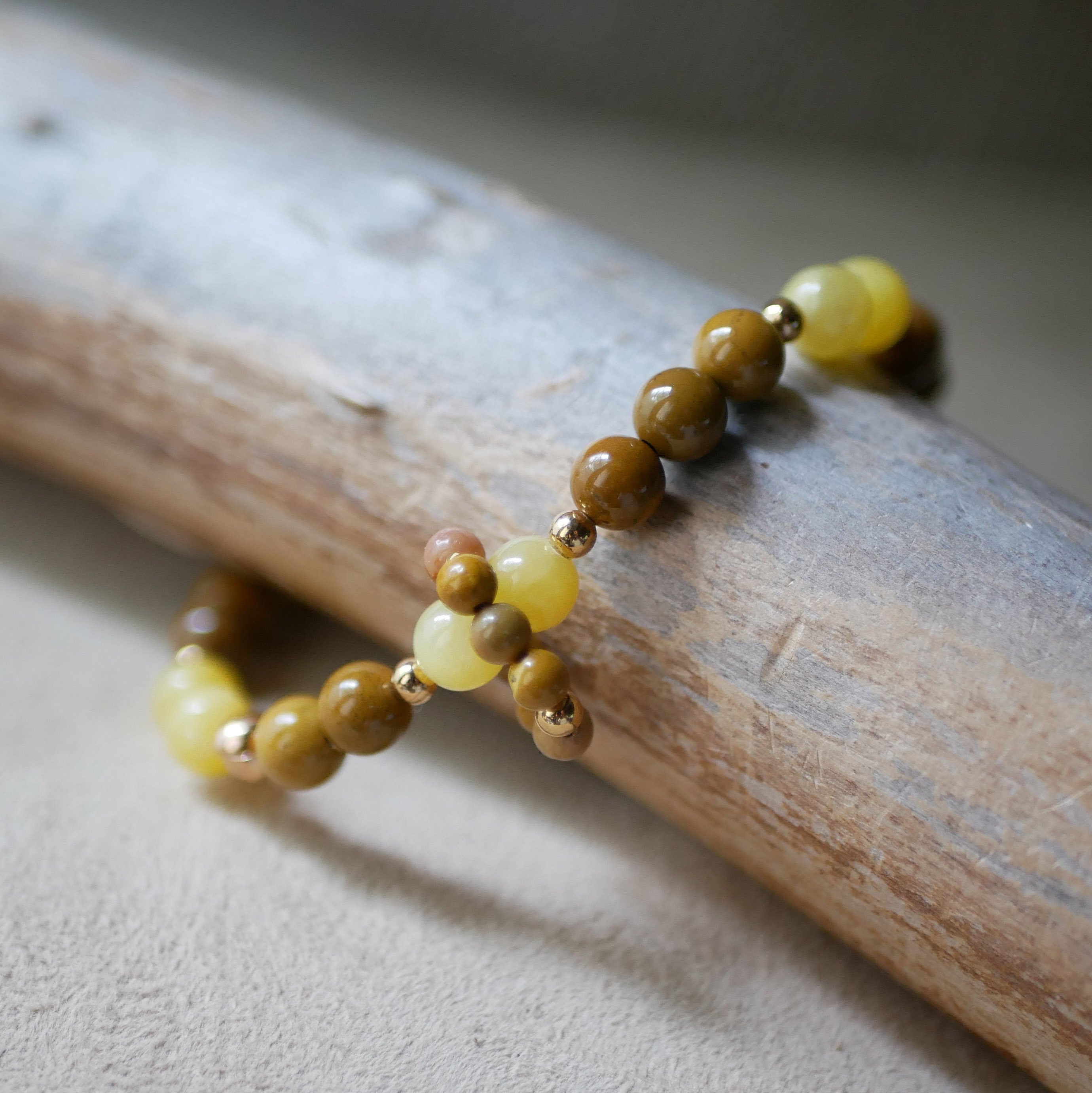 Pulsera de piedras naturales con cuentas de jade amarillo y moka&iuml;te y un anillo de minicuentas