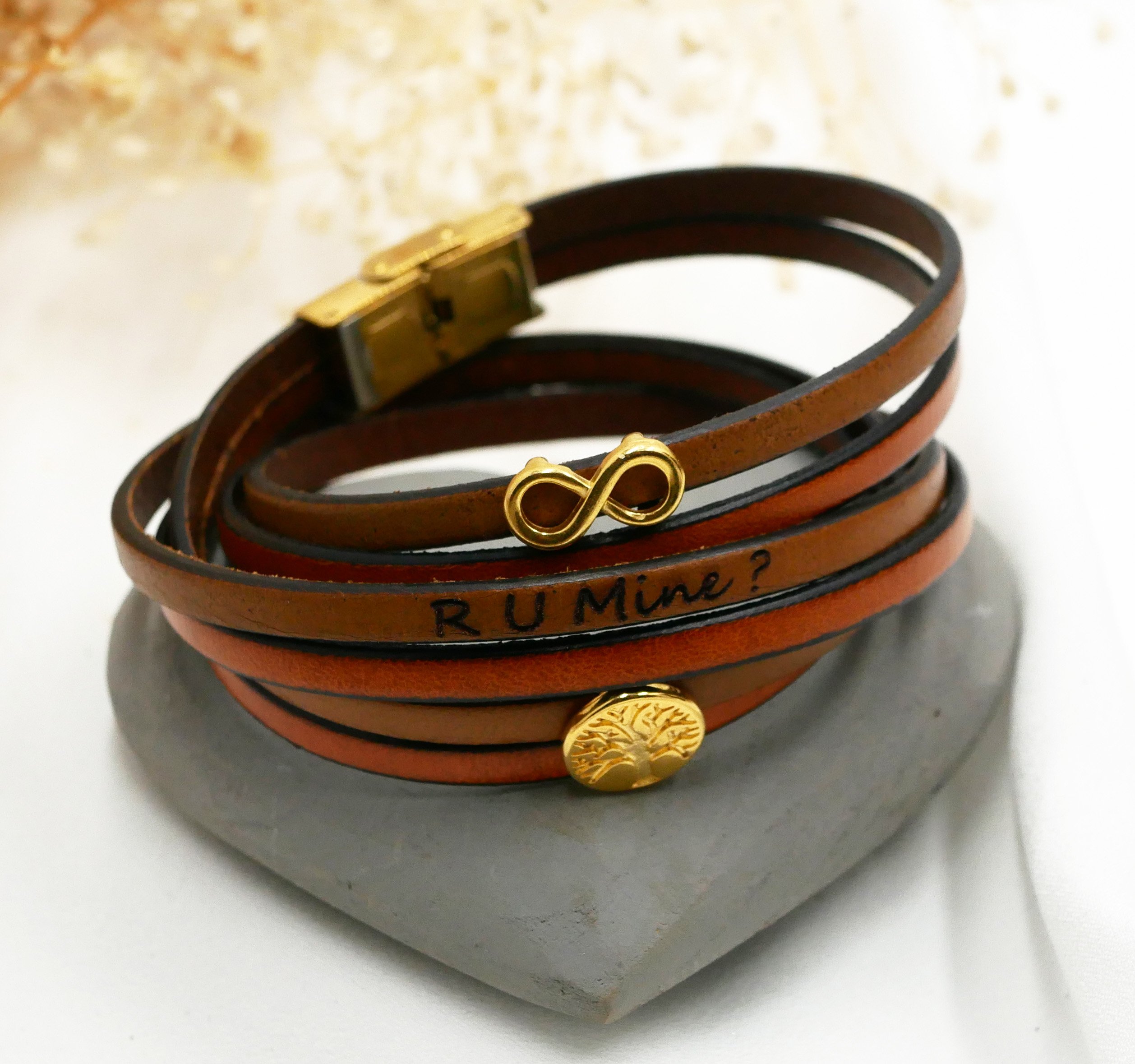 Pulsera de cuero multivuelta símbolo del infinito con cabujón dorado del árbol de la vida para personalizar  