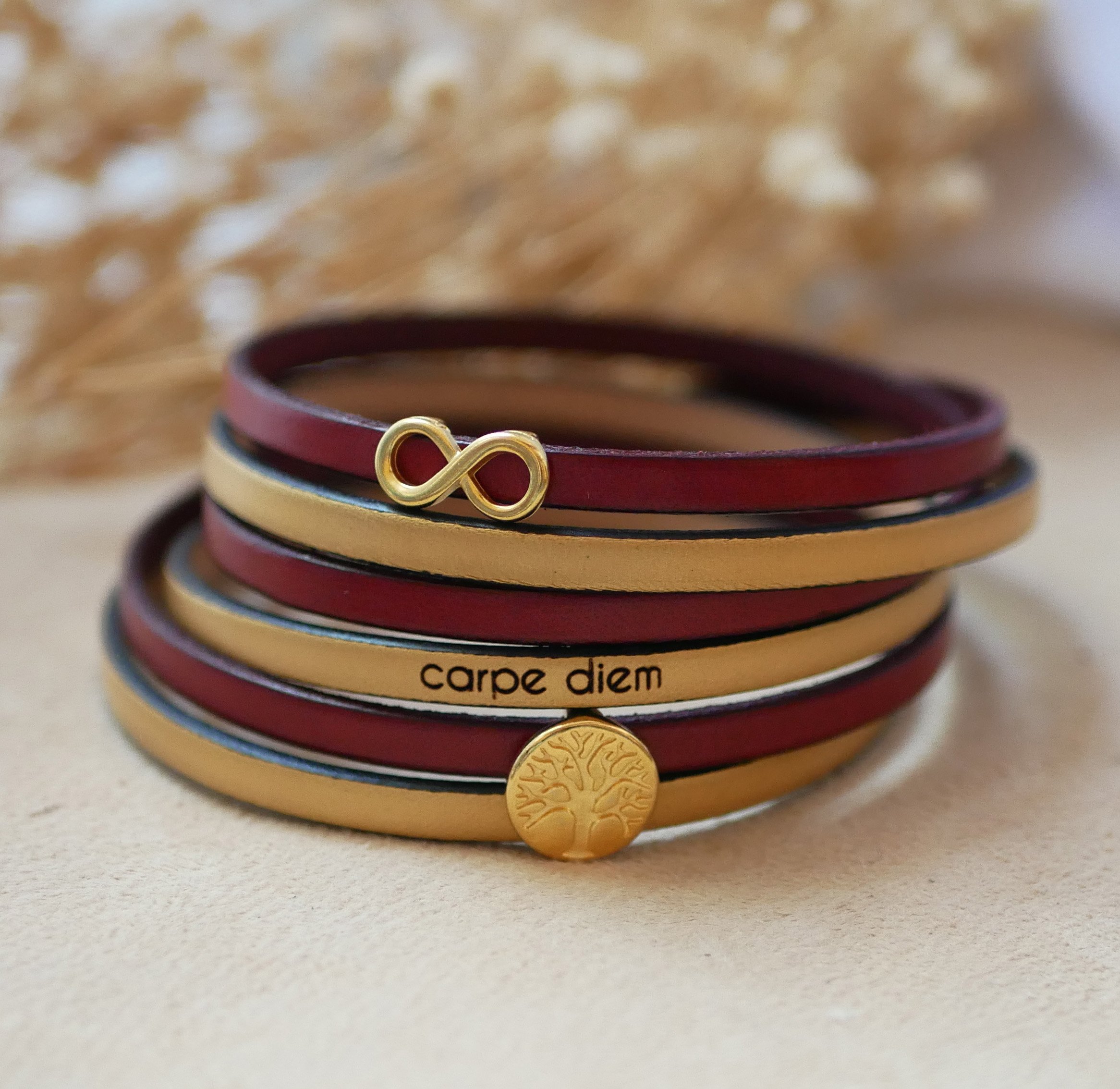 Pulsera de cuero multivuelta símbolo del infinito con cabujón dorado del árbol de la vida para personalizar  