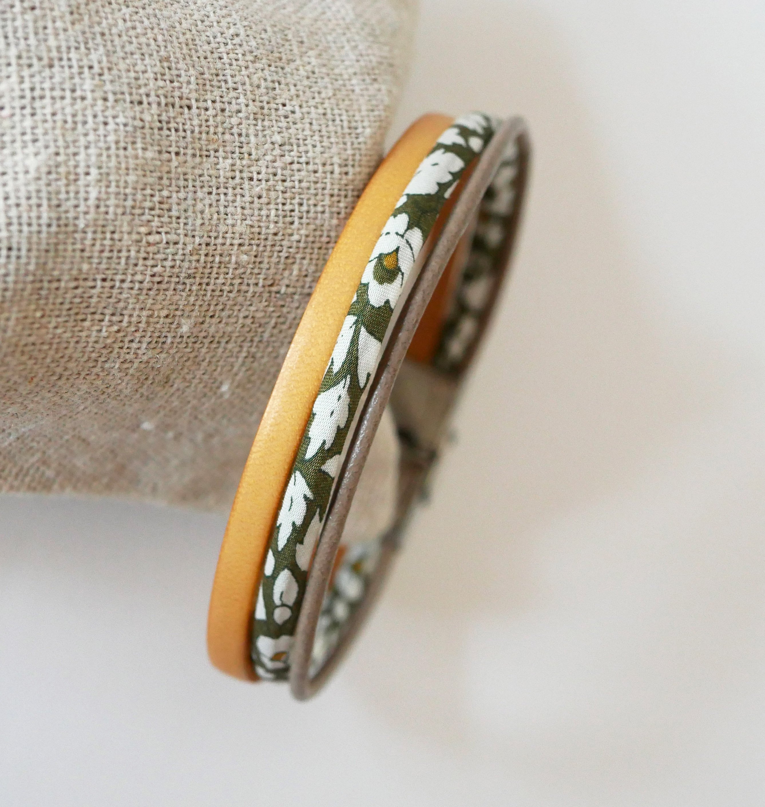 Tr&iacute;o de cueros y flores caqui Pulsera cord&oacute;n Liberty