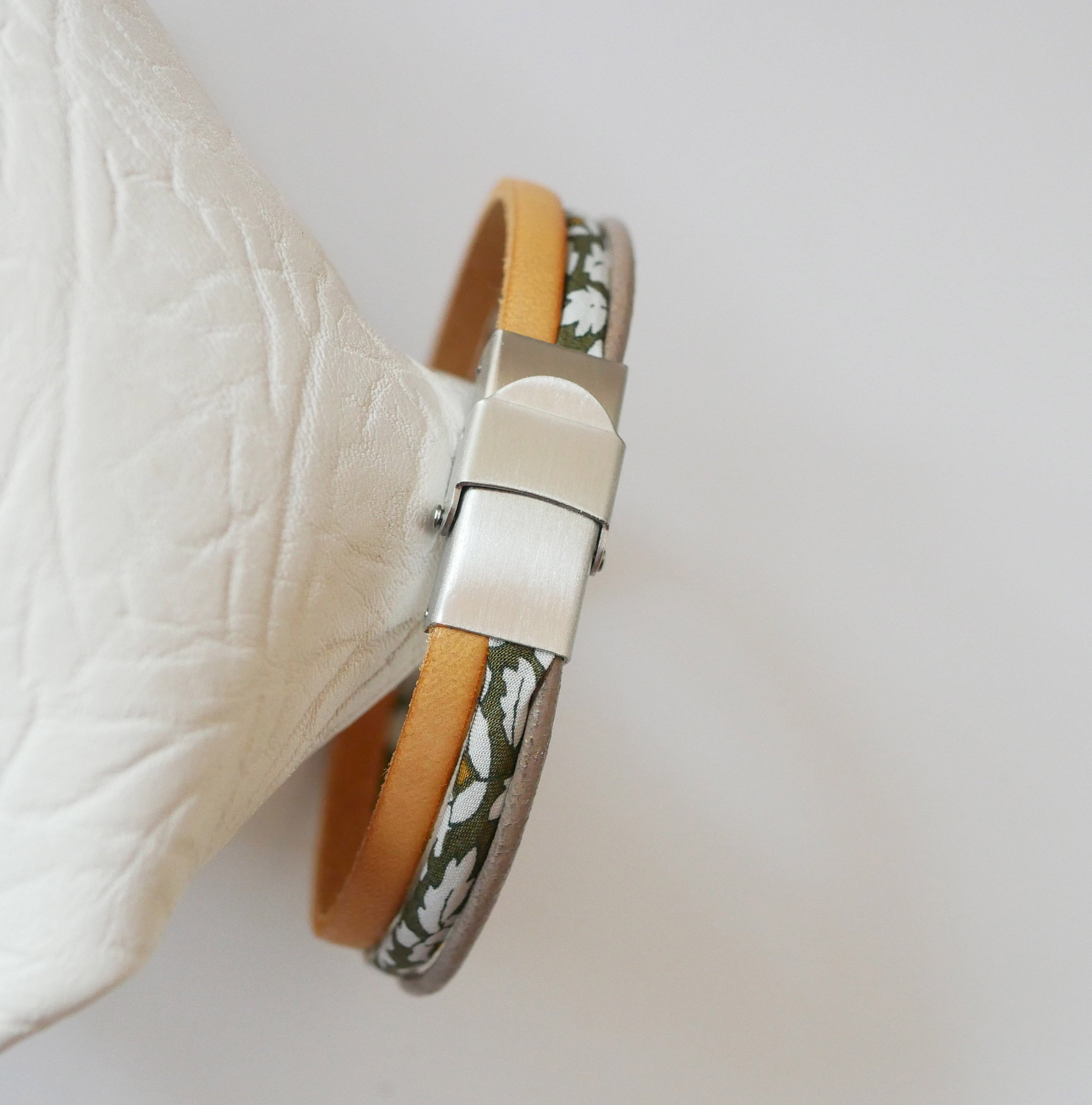 Tr&iacute;o de cueros y flores caqui Pulsera cord&oacute;n Liberty