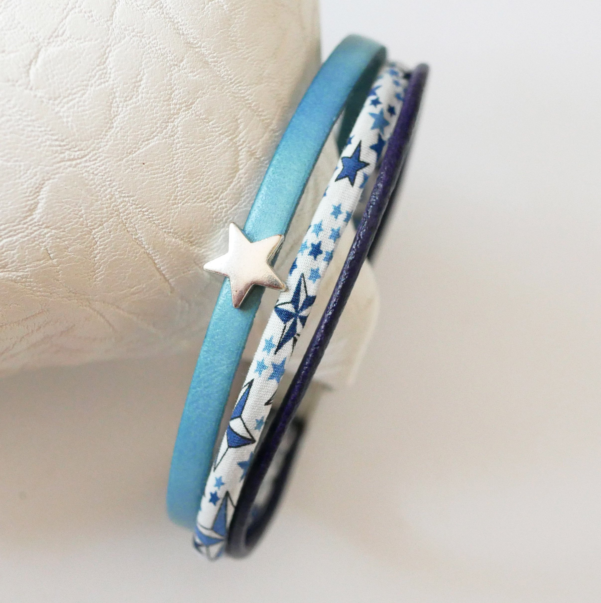 Tr&iacute;o de cueros y pulsera de cord&oacute;n Liberty con estrellas azules