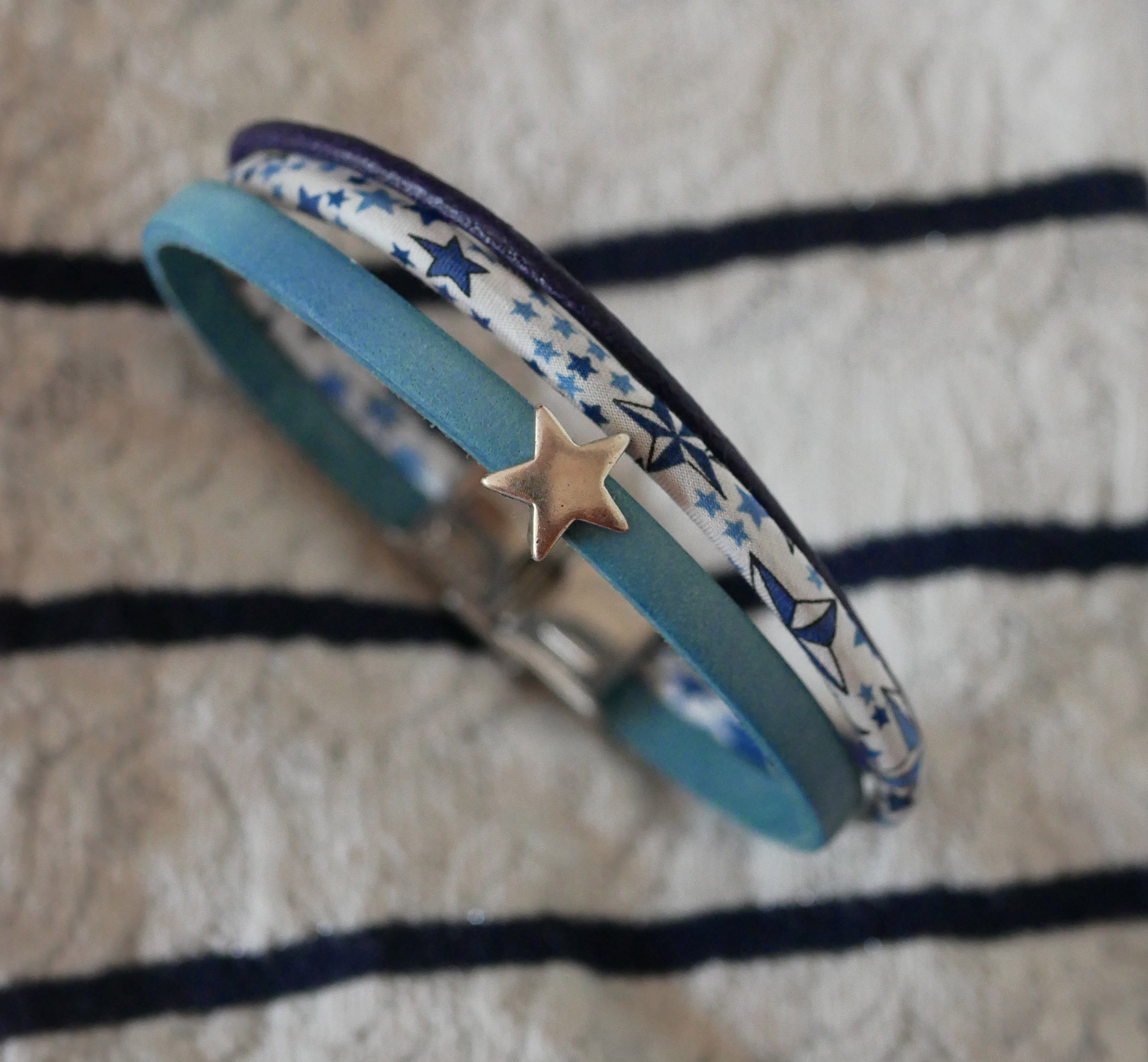 Tr&iacute;o de cueros y pulsera de cord&oacute;n Liberty con estrellas azules