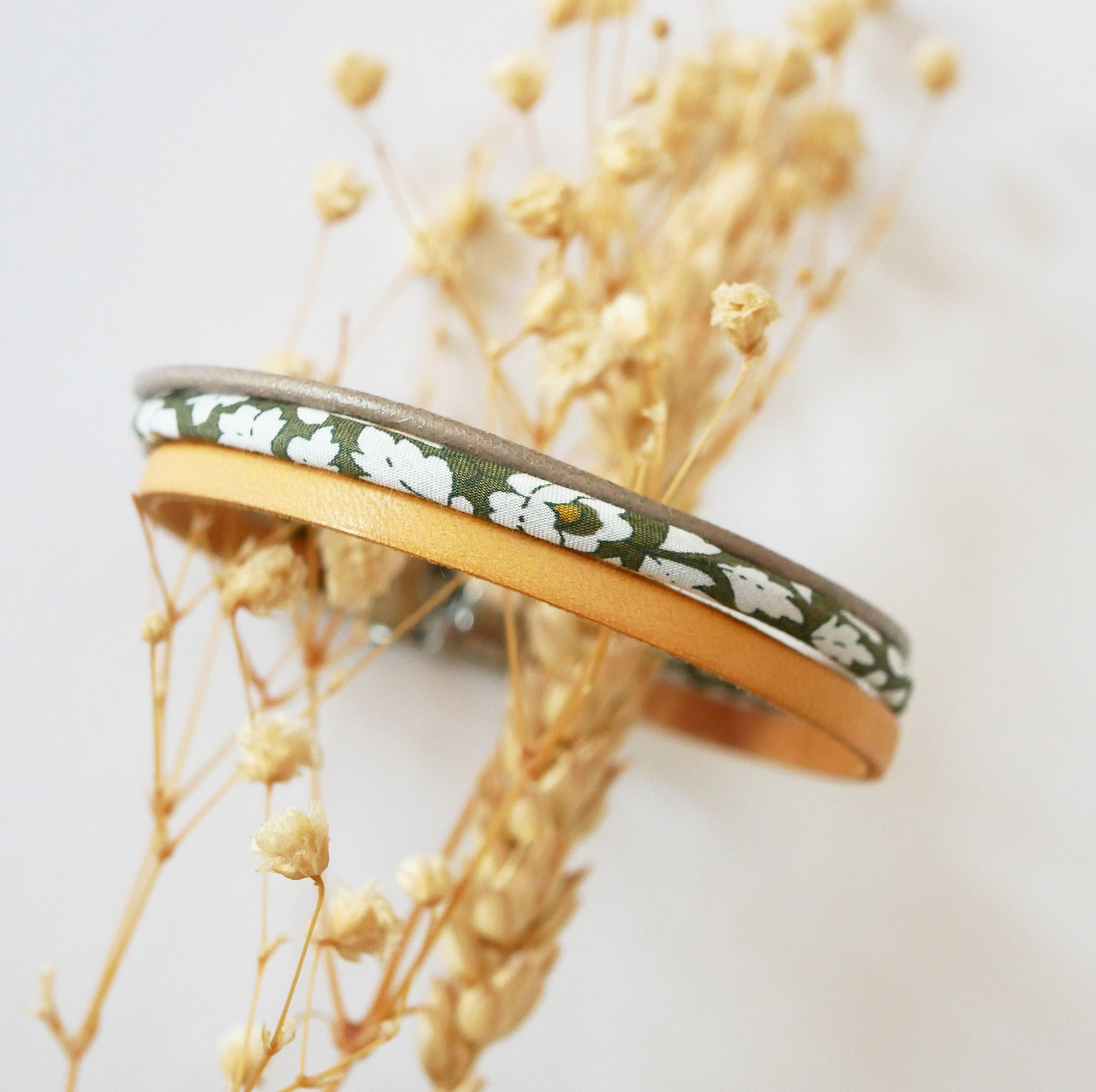 Tr&iacute;o de cueros y flores caqui Pulsera cord&oacute;n Liberty