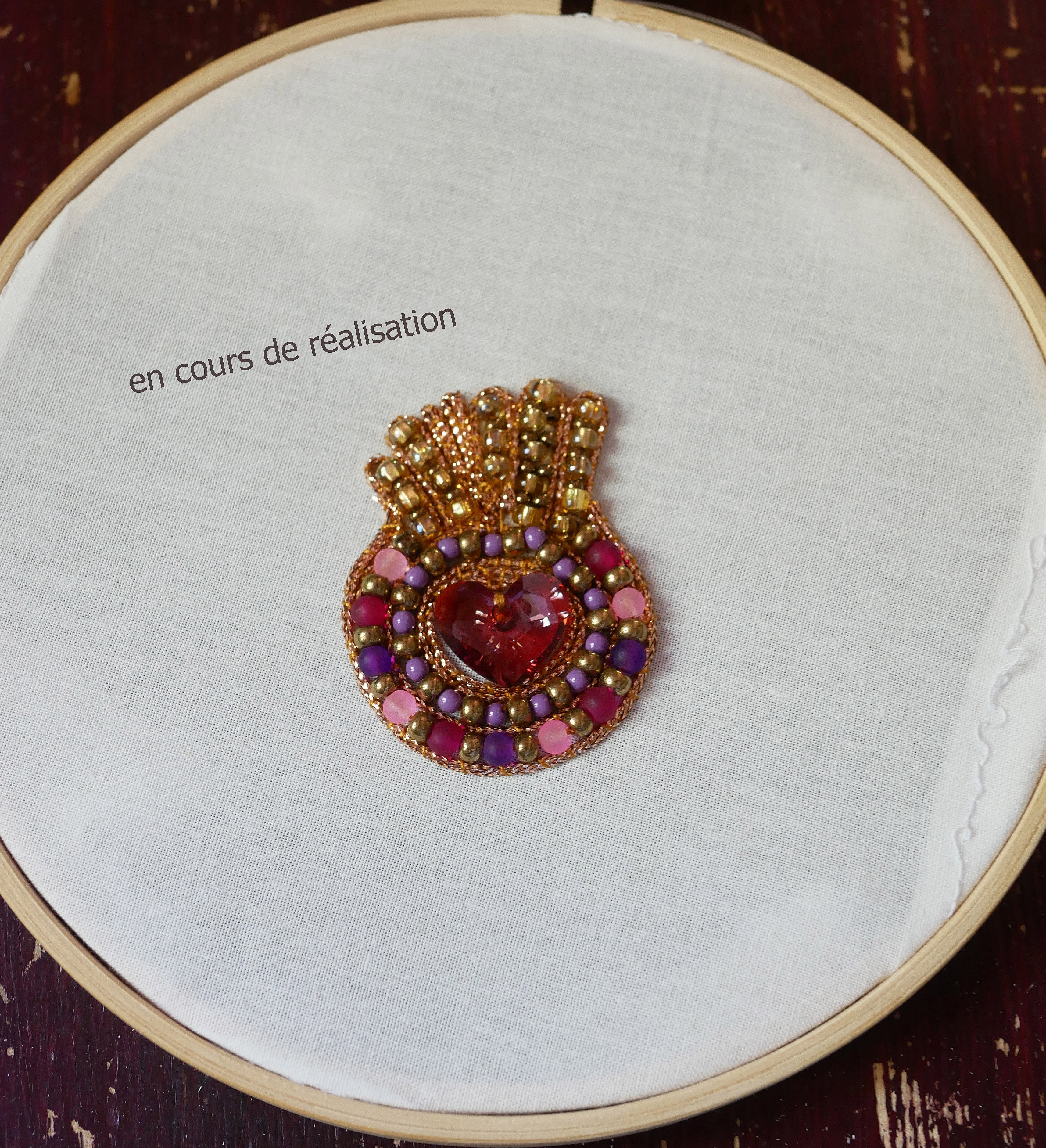 Broche ex-voto Sacr&eacute; Coeur en perles et coeur cristal Swarovski