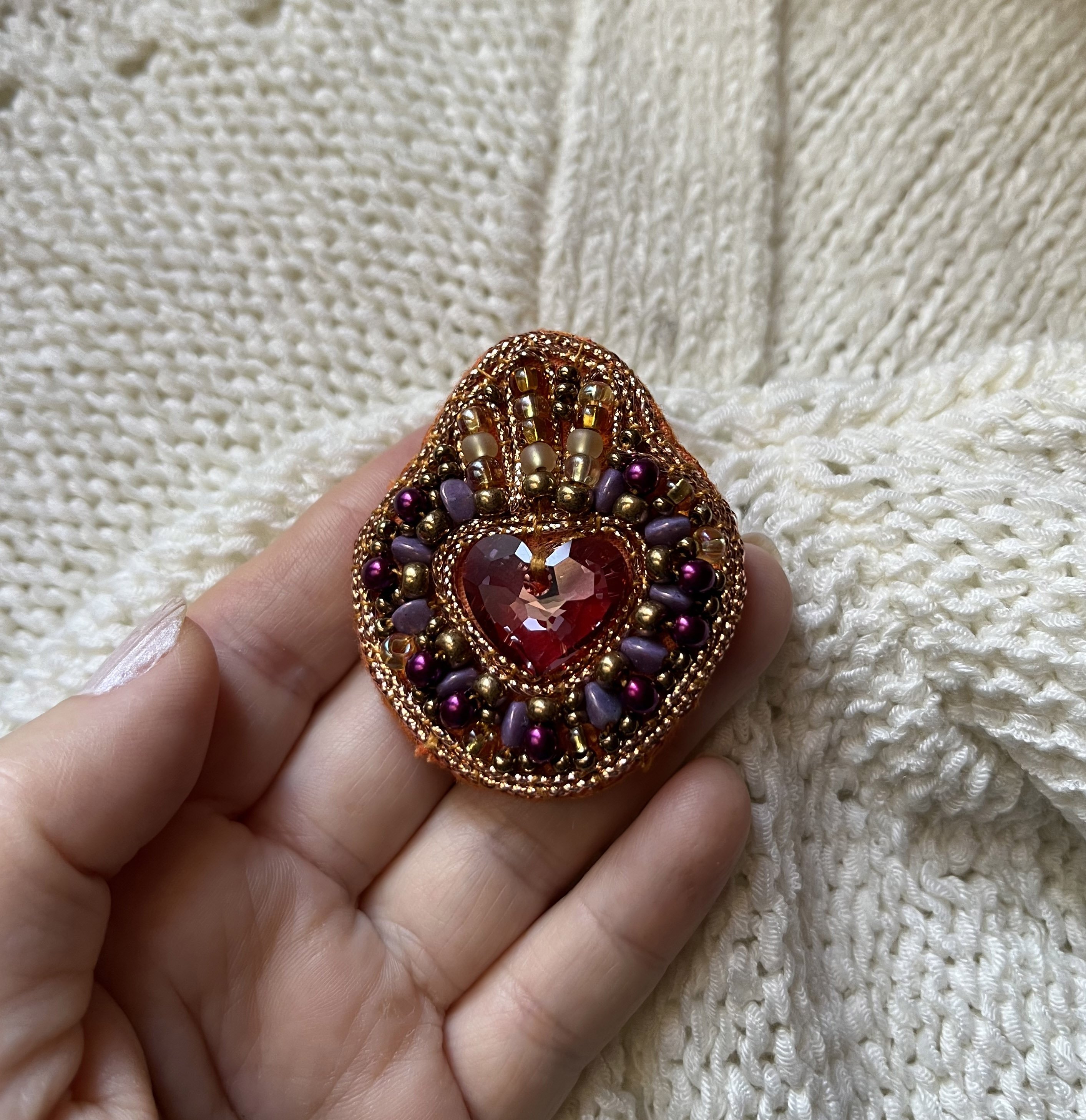 Broche ex-voto Sacré Coeur en perles et coeur cristal Swarovski