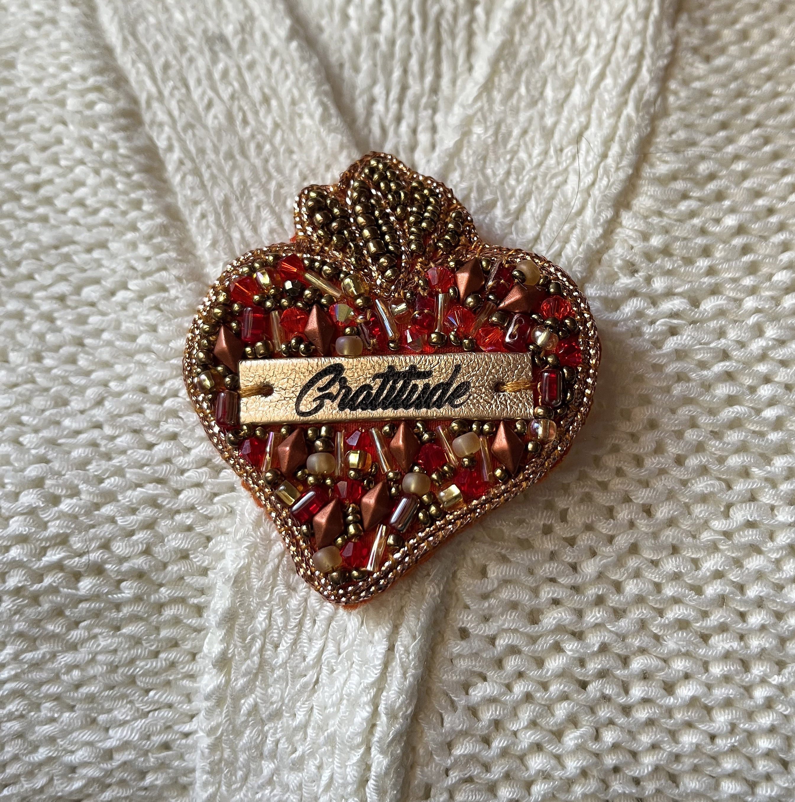 Broche ex-voto Sacr&eacute; Coeur en perles au message grav&eacute; Gratitude