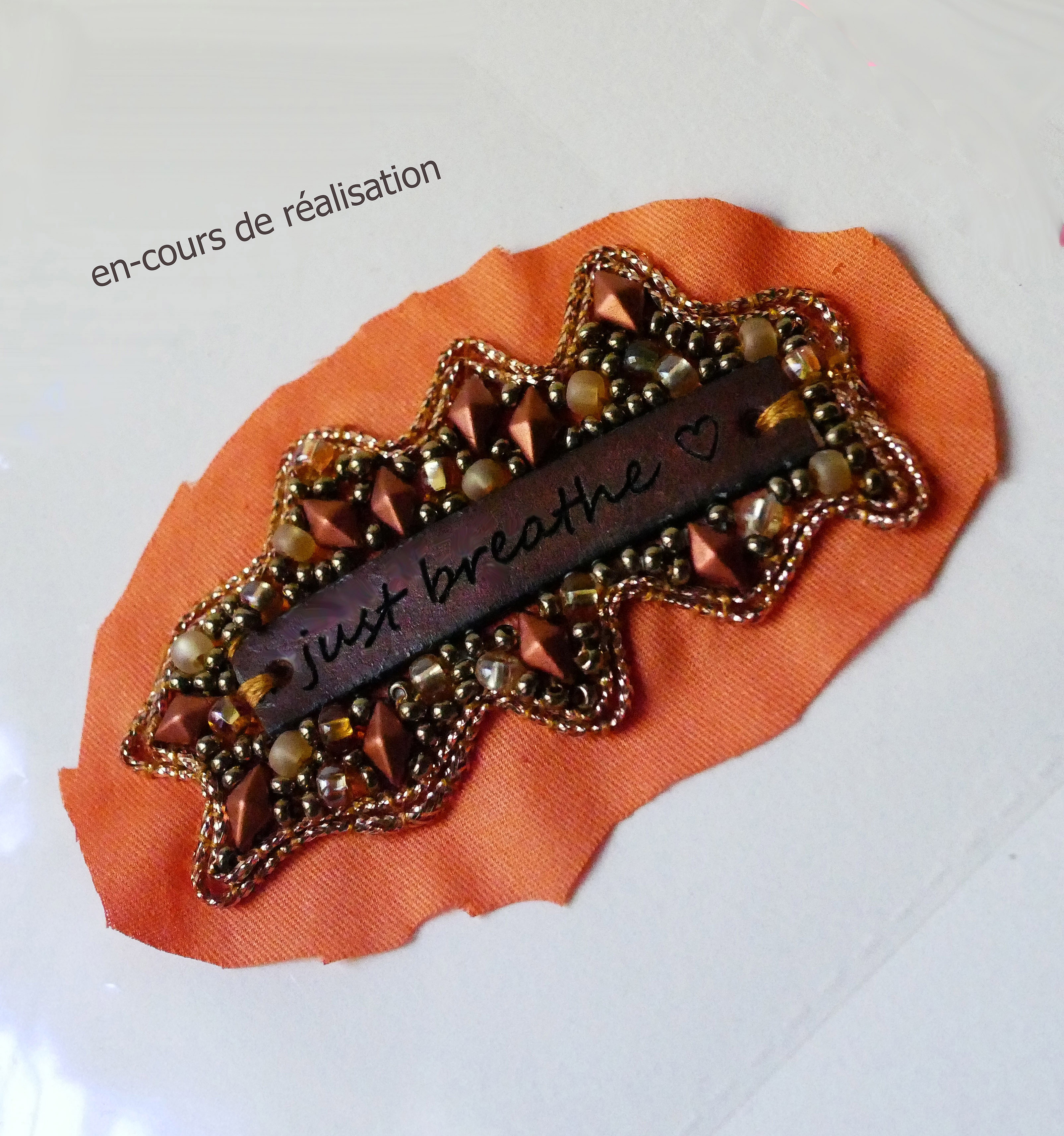 Broche en perles cuivr&eacute;es &agrave; message en cuir grav&eacute; "Just breathe"