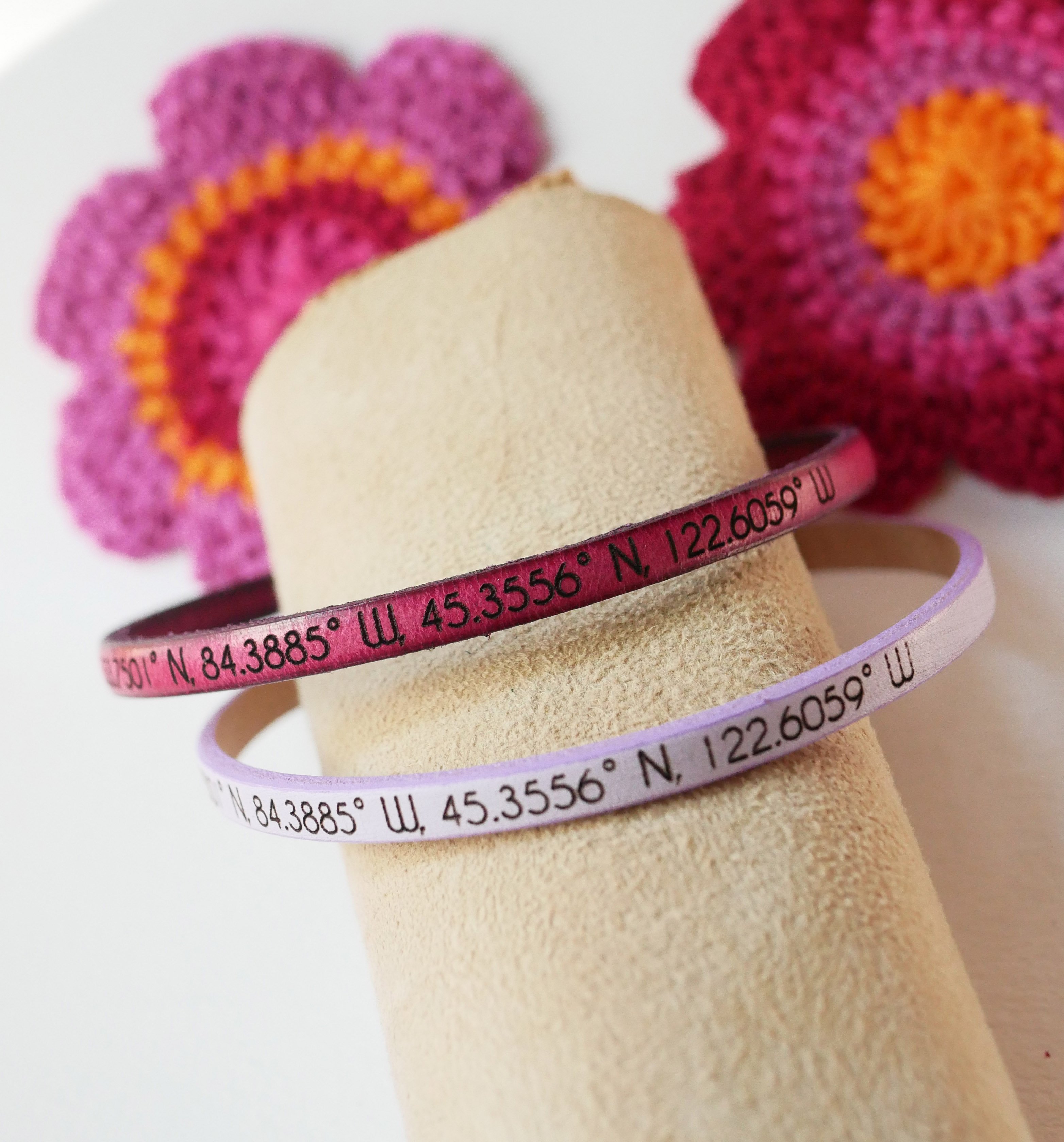 Pulseras de regalo para parejas en cuero, ambas personalizadas con el mismo grabado 