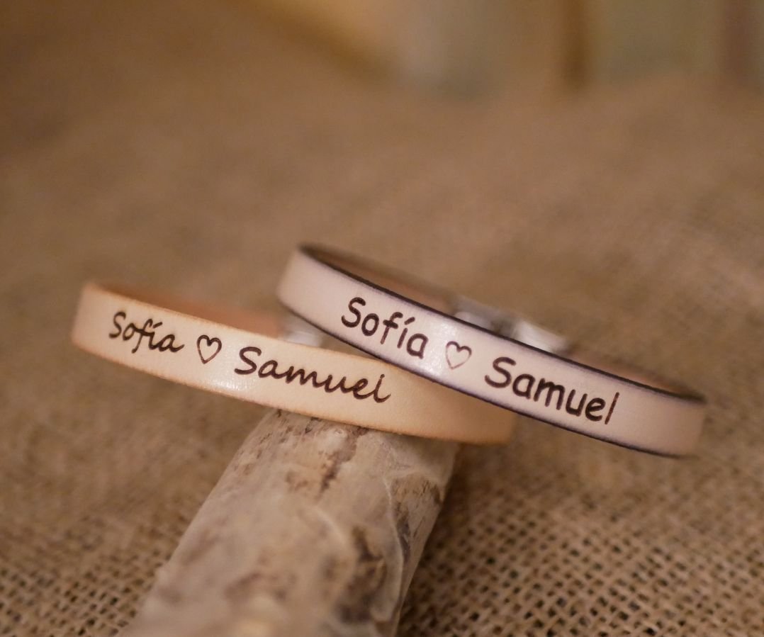 Regalo gourmet para parejas: 2 pulseras de cuero personalizadas mediante grabado 