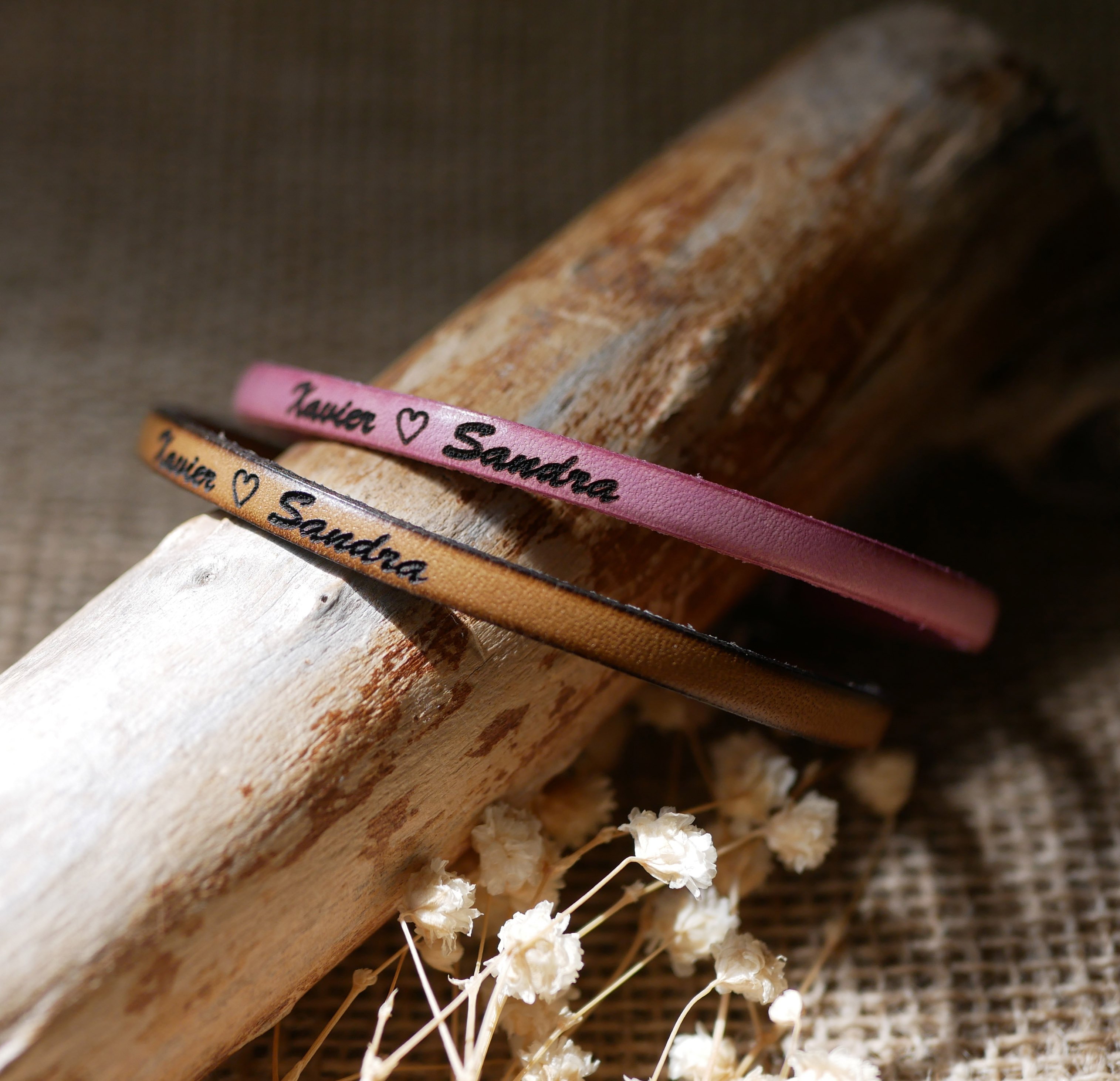 Pulseras de regalo para parejas en cuero, ambas personalizadas con el mismo grabado 