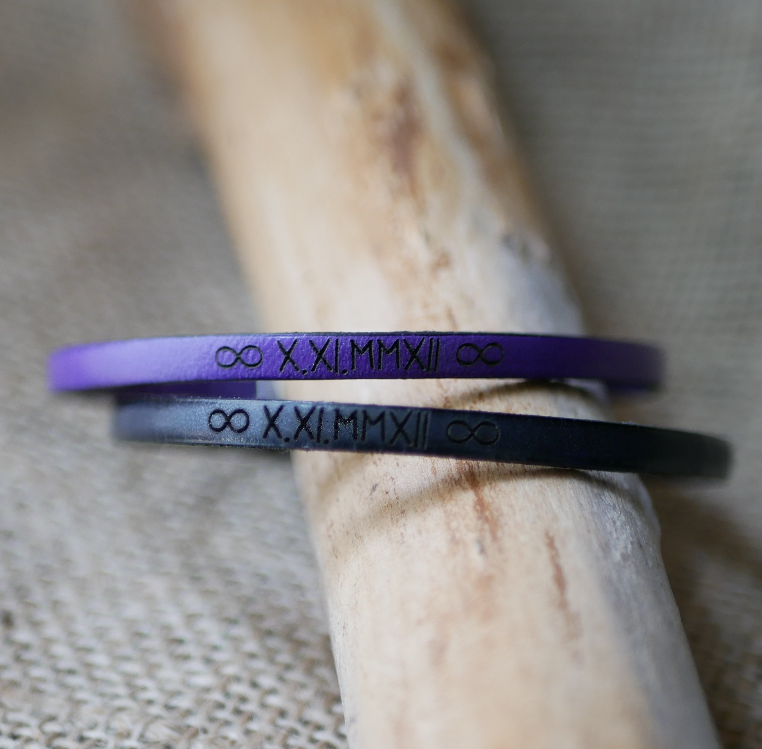 Pulseras de regalo para parejas en cuero, ambas personalizadas con el mismo grabado 