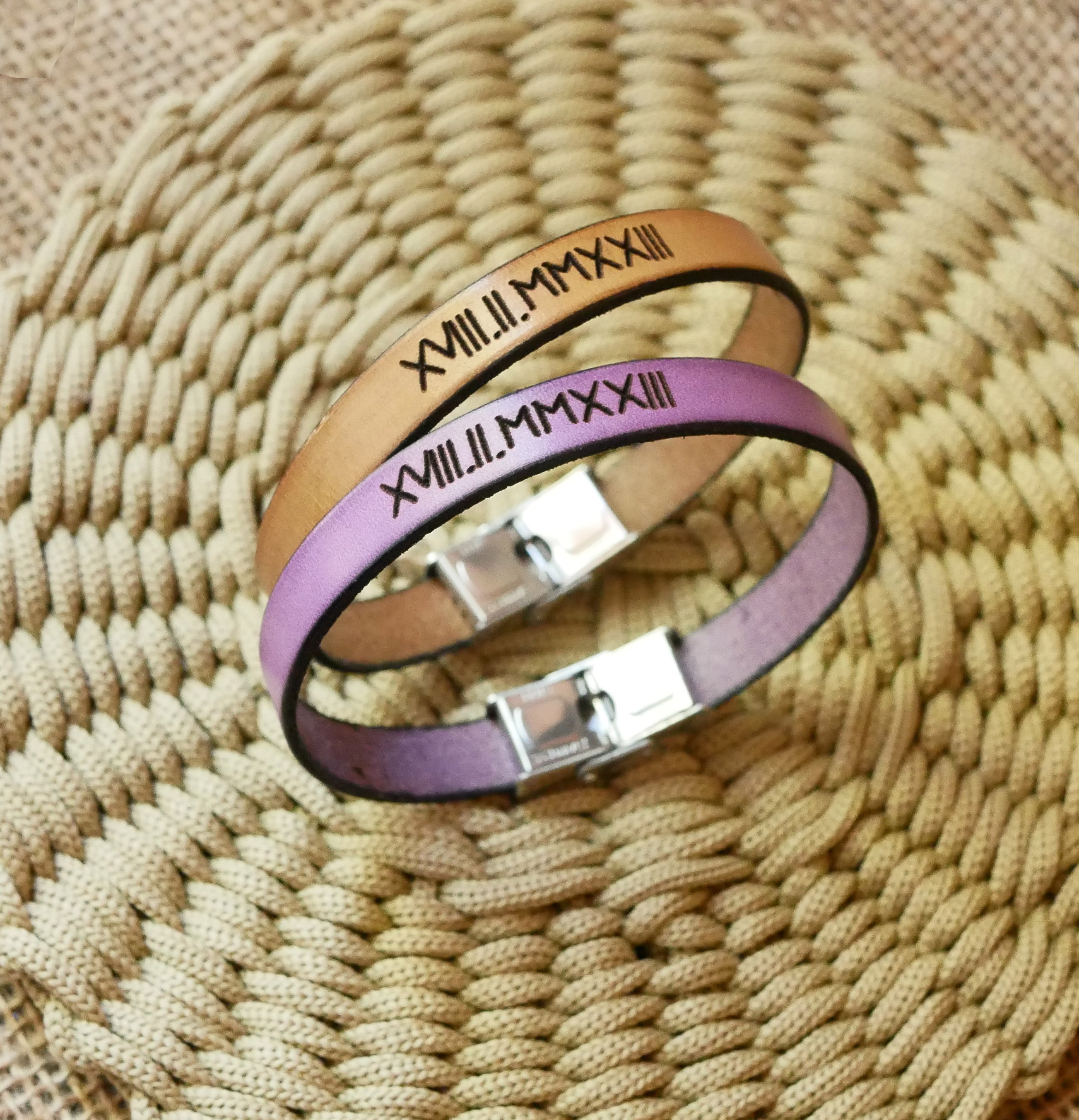 Regalo grabado para una pareja: 2 pulseras de cuero personalizadas con el mismo grabado 