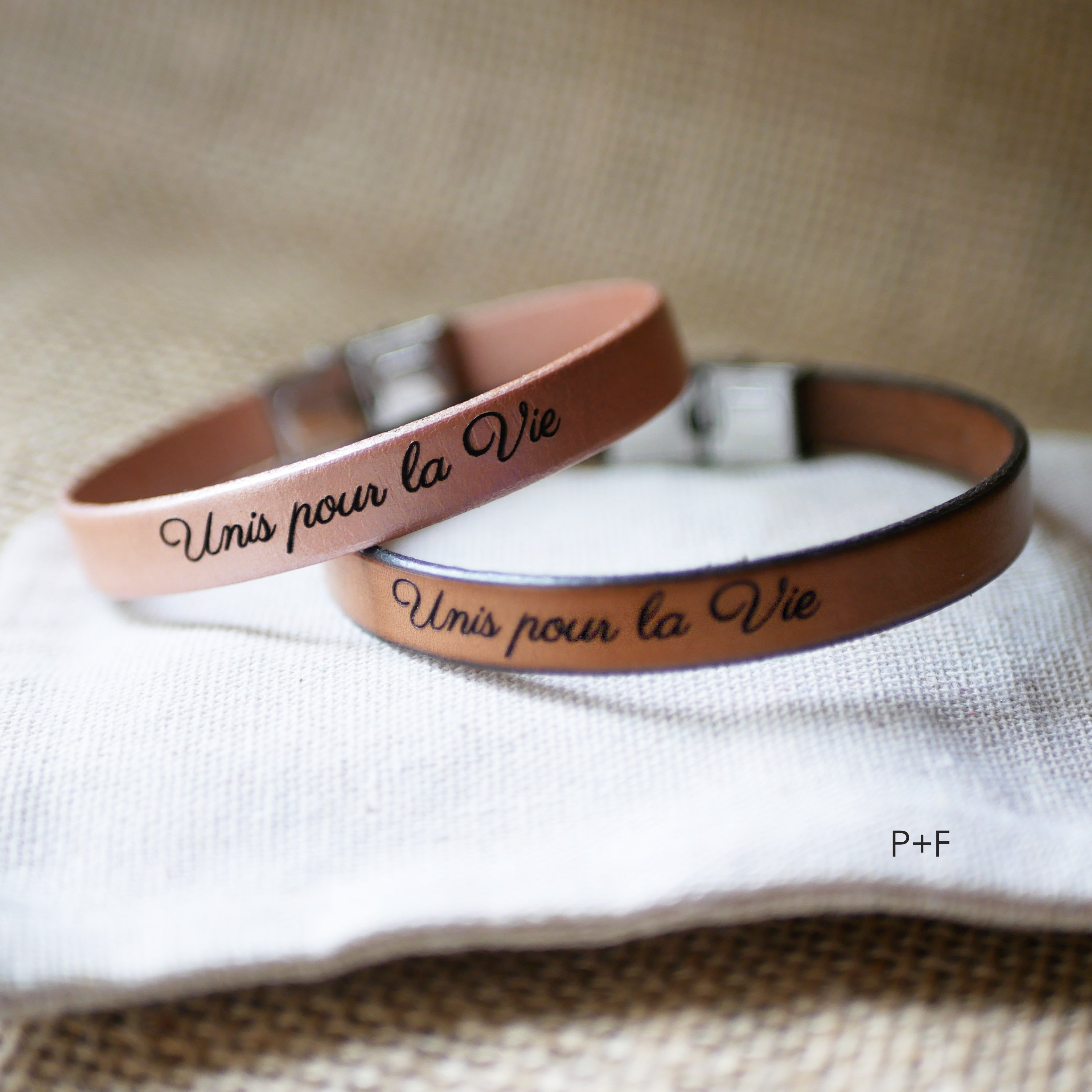 Regalo grabado para una pareja: 2 pulseras de cuero personalizadas con el mismo grabado 