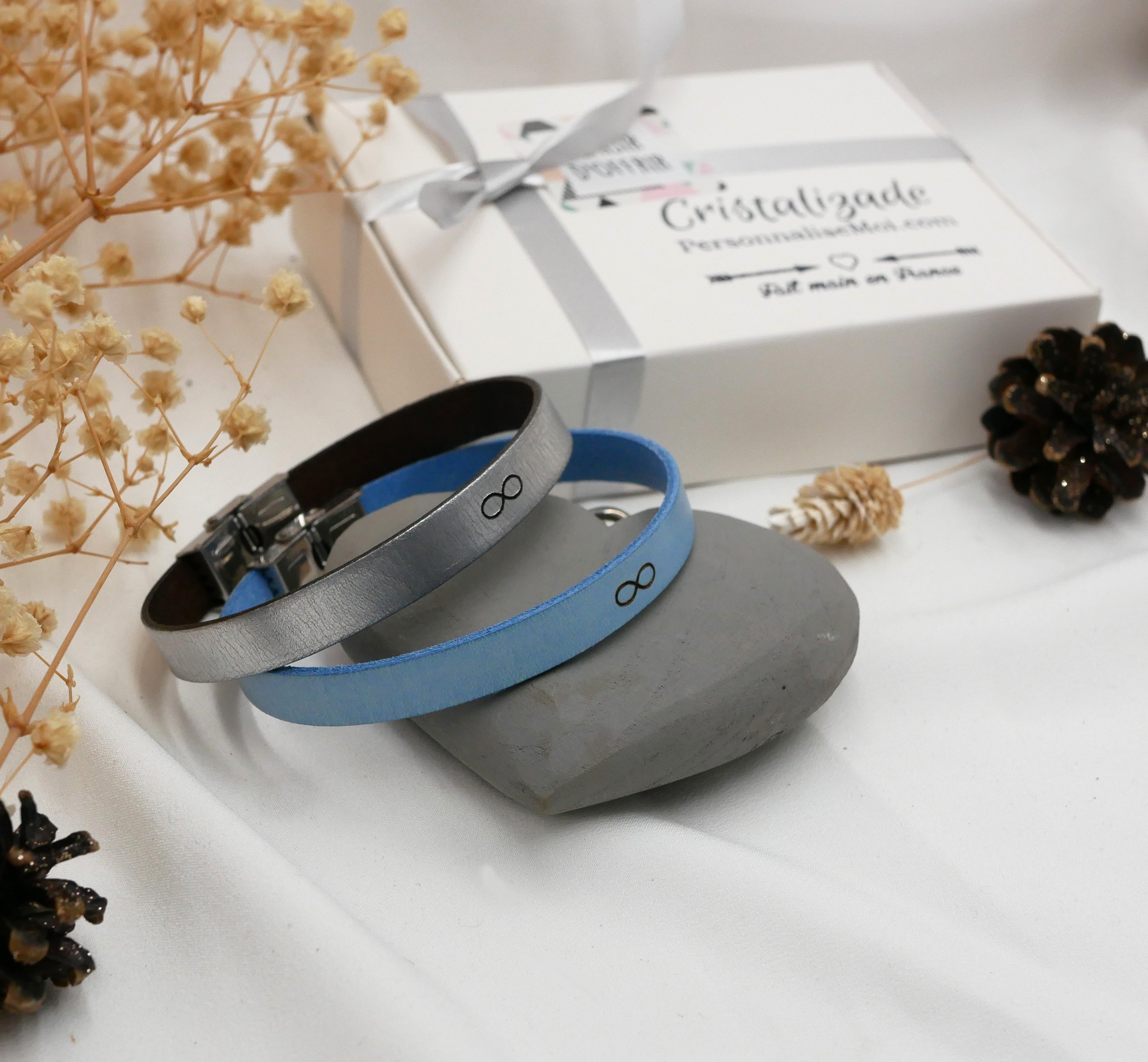 Regalo grabado para una pareja: 2 pulseras de cuero personalizadas con el mismo grabado 