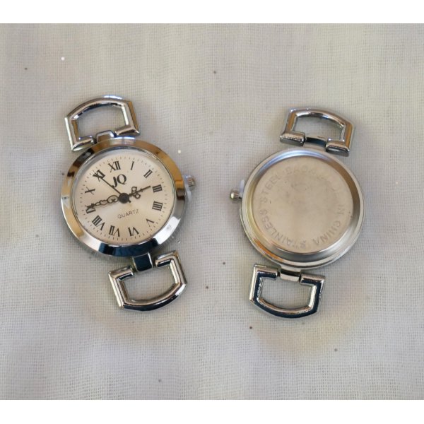 Esfera plateada con n&uacute;meros romanos