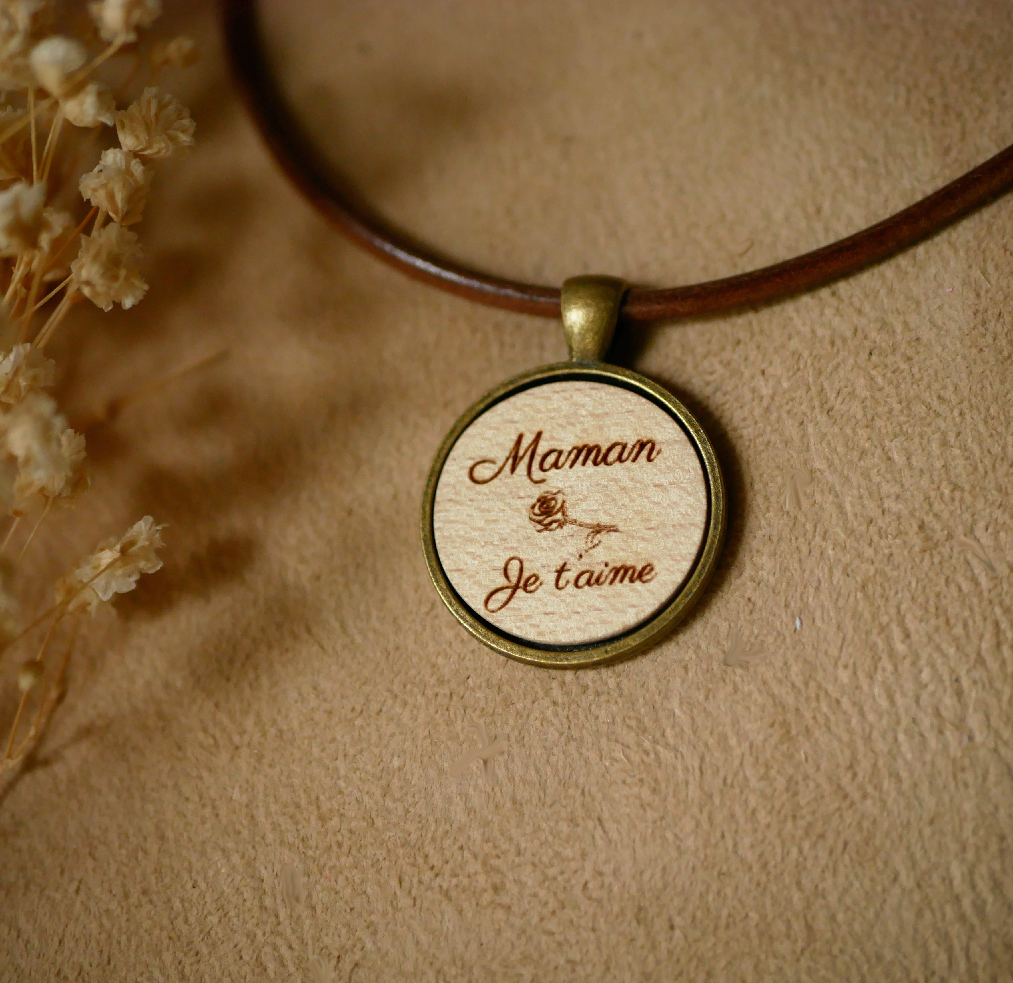 Collar de cuero con colgante de cabuj&oacute;n de madera grabado engastado en lat&oacute;n envejecido para personalizar