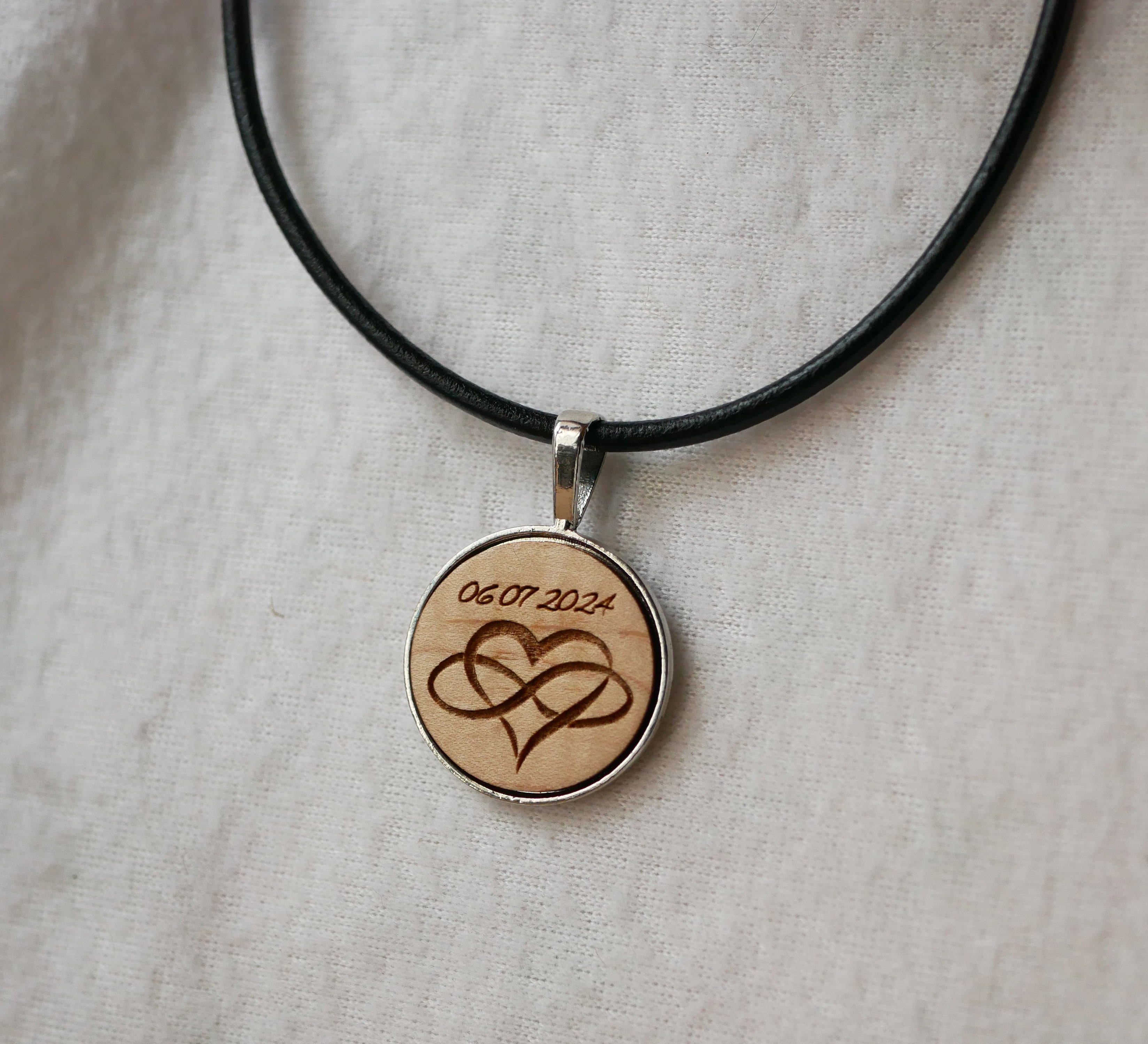 Collar de cuero con colgante de cabuj&oacute;n de madera grabado para personalizar