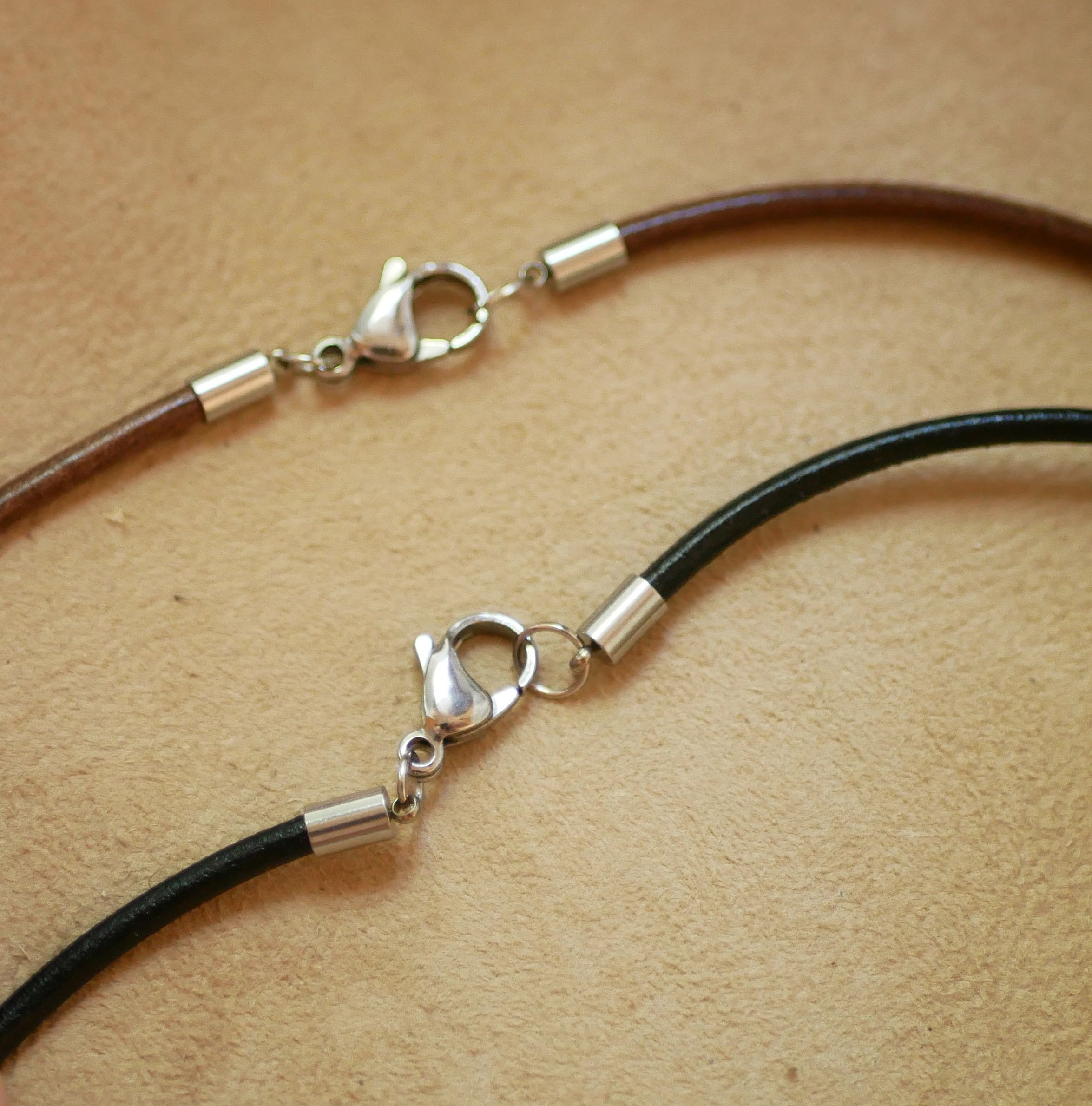 Collar de cuero con colgante de cabuj&oacute;n de madera grabado para personalizar