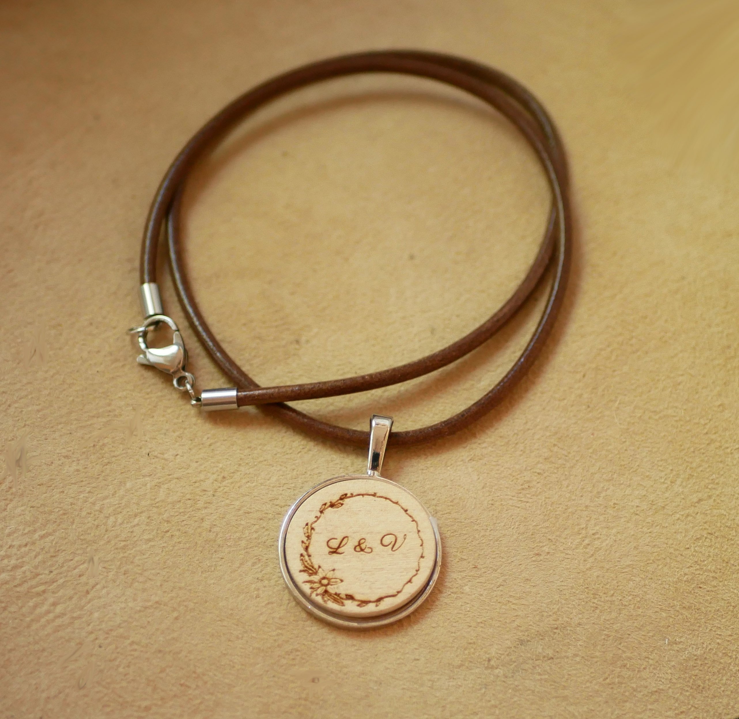 Collar de cuero con colgante de cabuj&oacute;n de madera grabado para personalizar