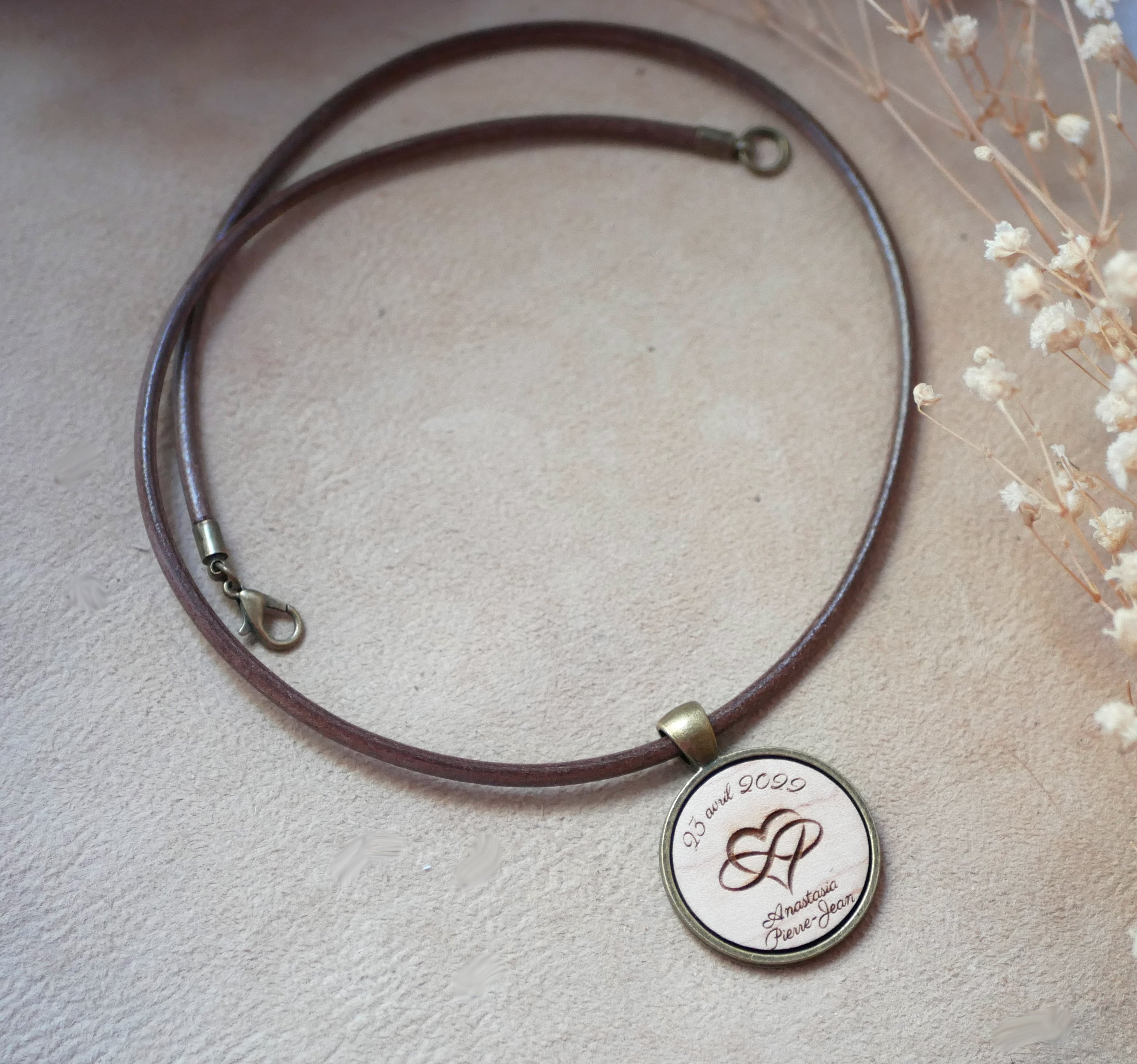 Collar de cuero con colgante de cabuj&oacute;n de madera grabado engastado en lat&oacute;n envejecido para personalizar