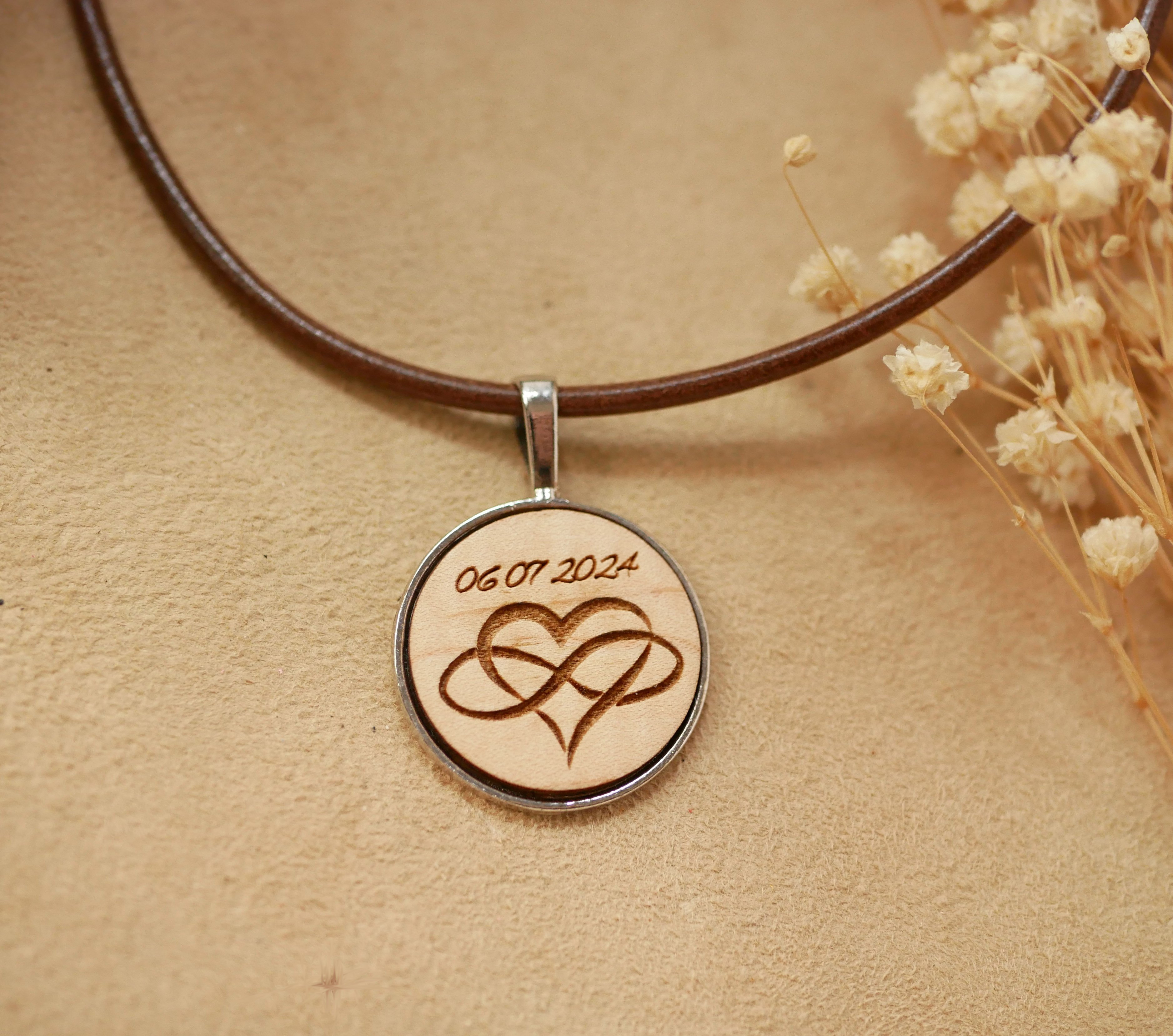 Collar de cuero con colgante de cabuj&oacute;n de madera grabado para personalizar