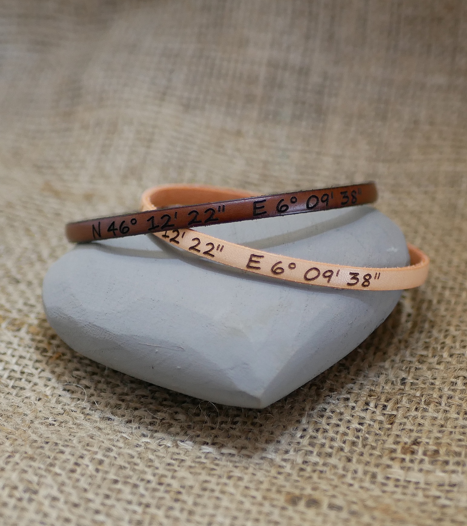 Bracelets en cuir personnalisés avec coordonnées géographiques gravées.