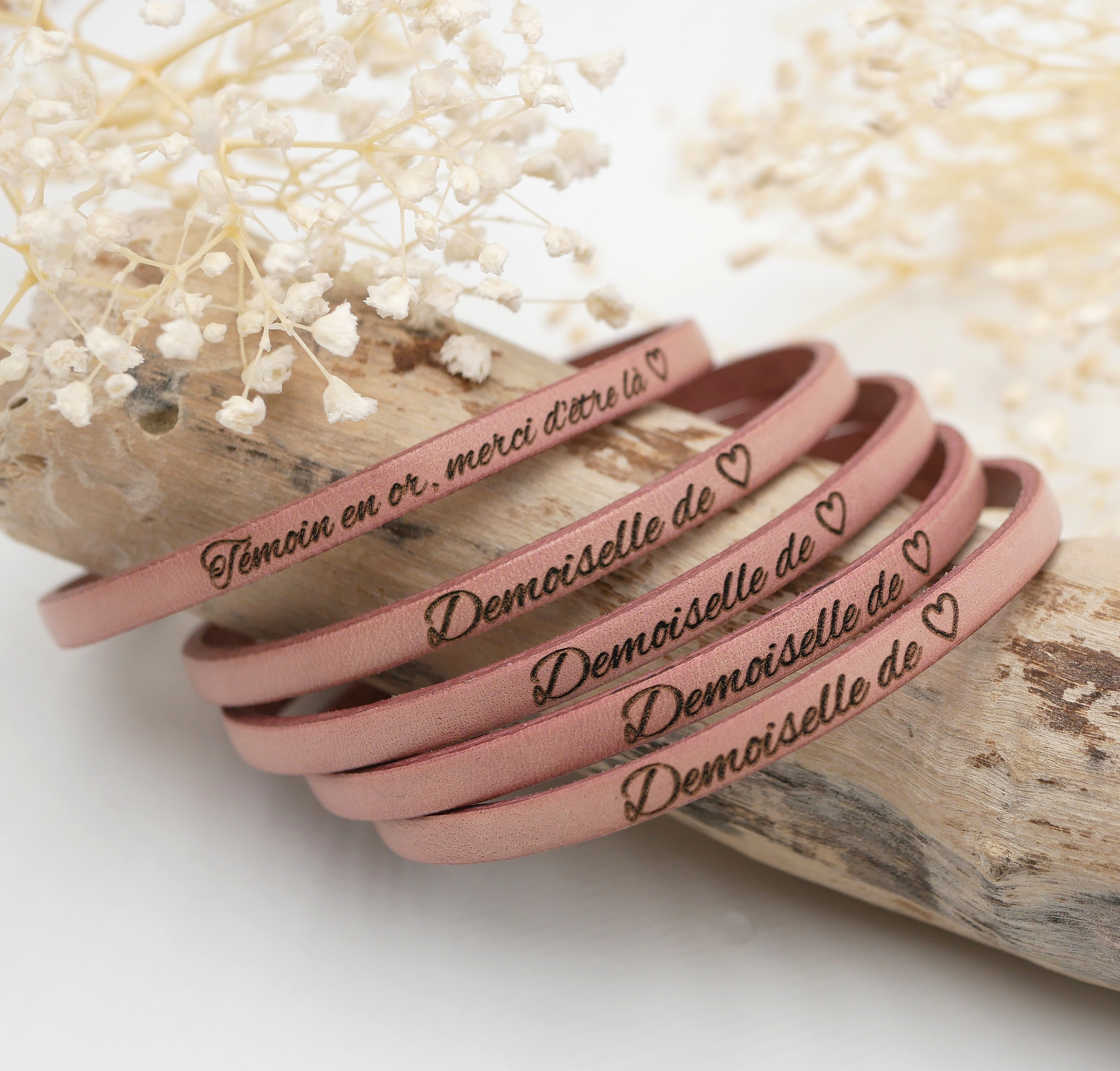 Bracelets en cuir personnalisés pour mariage sur bois flotté.