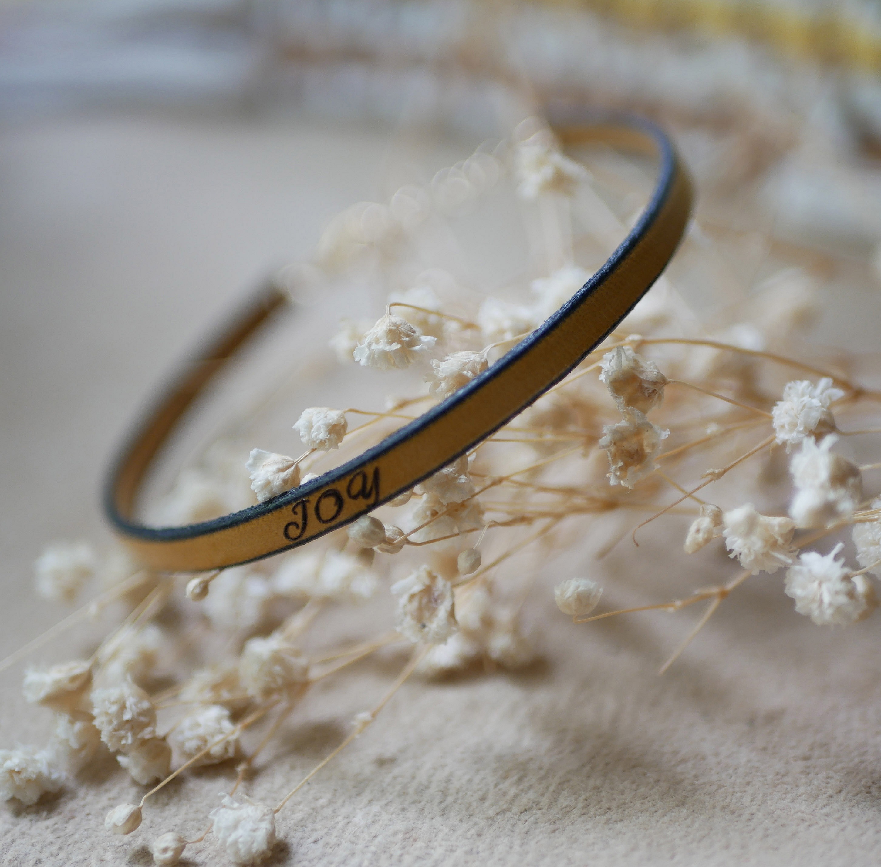 Bracelet en cuir personnalisable avec inscription gravée Joy.